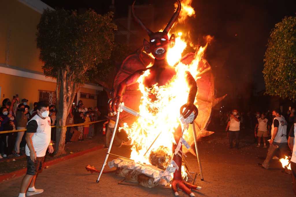 La quema del diablo se suele celebrar quemando piñatas alusivas a la festividad.