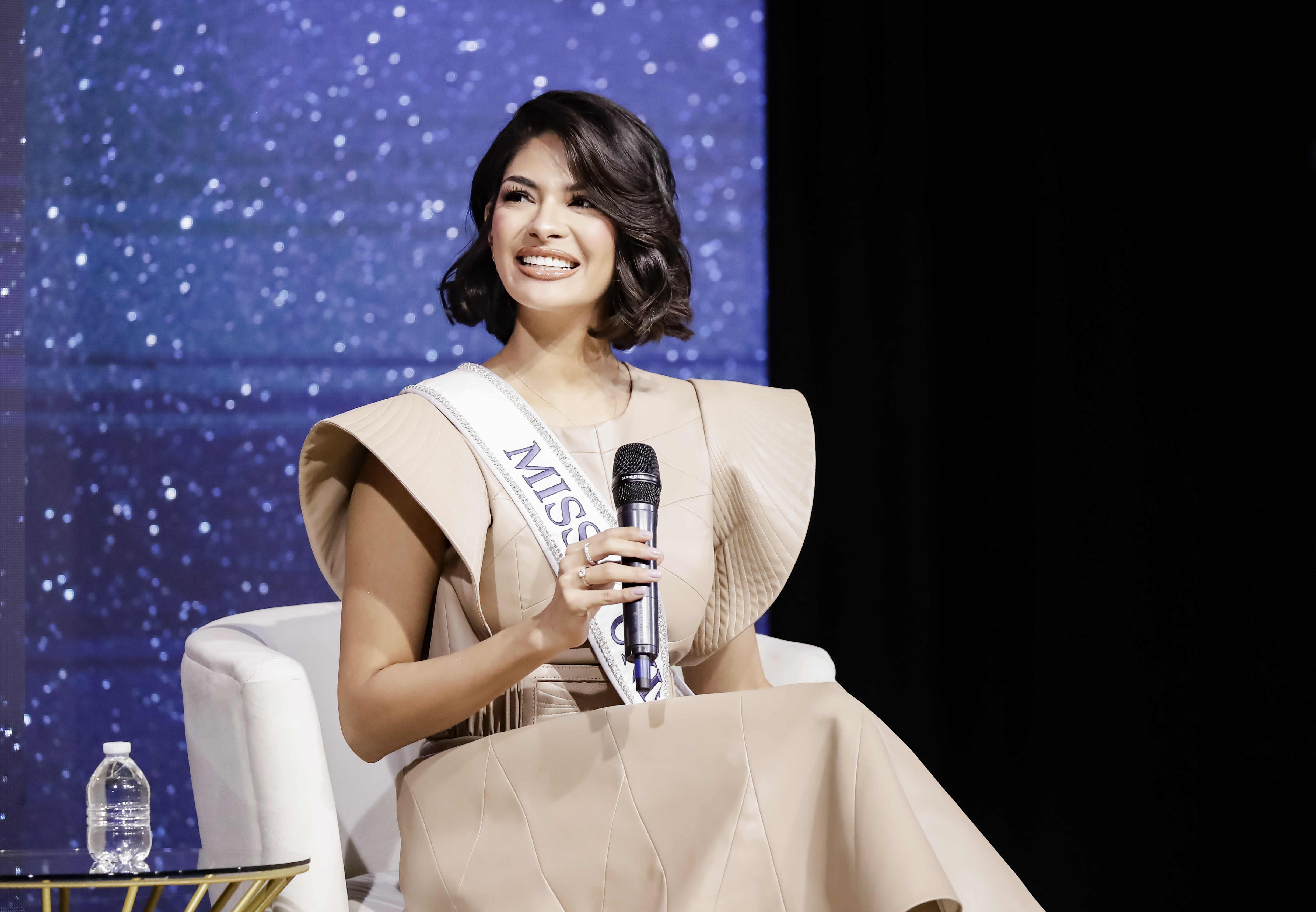 AME2863. SAN JOSÉ (COSTA RICA), 27/02/2024.- La nicaragüense Sheynnis Palacios, actual Miss Universo, se presentó este martes durante una conferencia de prensa en San José (Costa Rica). Palacios llegó este lunes a Costa Rica donde celebrará la belleza, la diversidad y el empoderamiento femenino en la región centroamericana, según los organizadores de su visita, que explicaron que la beldad solo cumplirá "compromisos privados, unido a una conferencia de prensa" el martes, "para la cual no se tienen entradas a la venta y es de cupo limitado". EFE/Jeffrey Arguedas