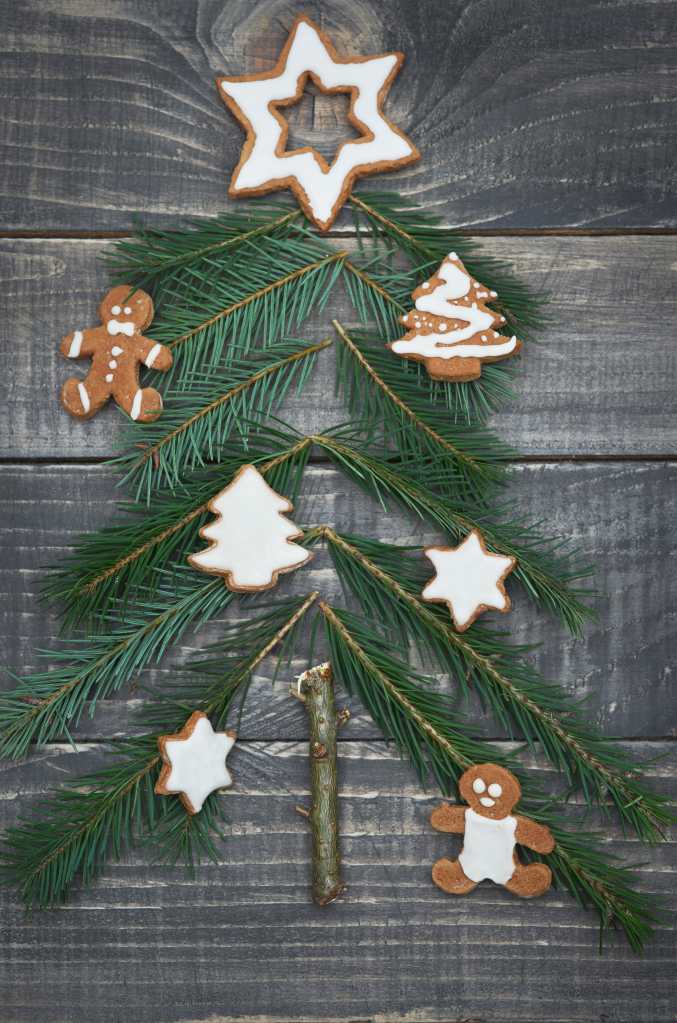 Un árbol de Navidad decorado con galletas ordenadas, ideal para pasar tiempo en familia mientras cocinan juntos. (Foto, Prensa Libre: Freepik)