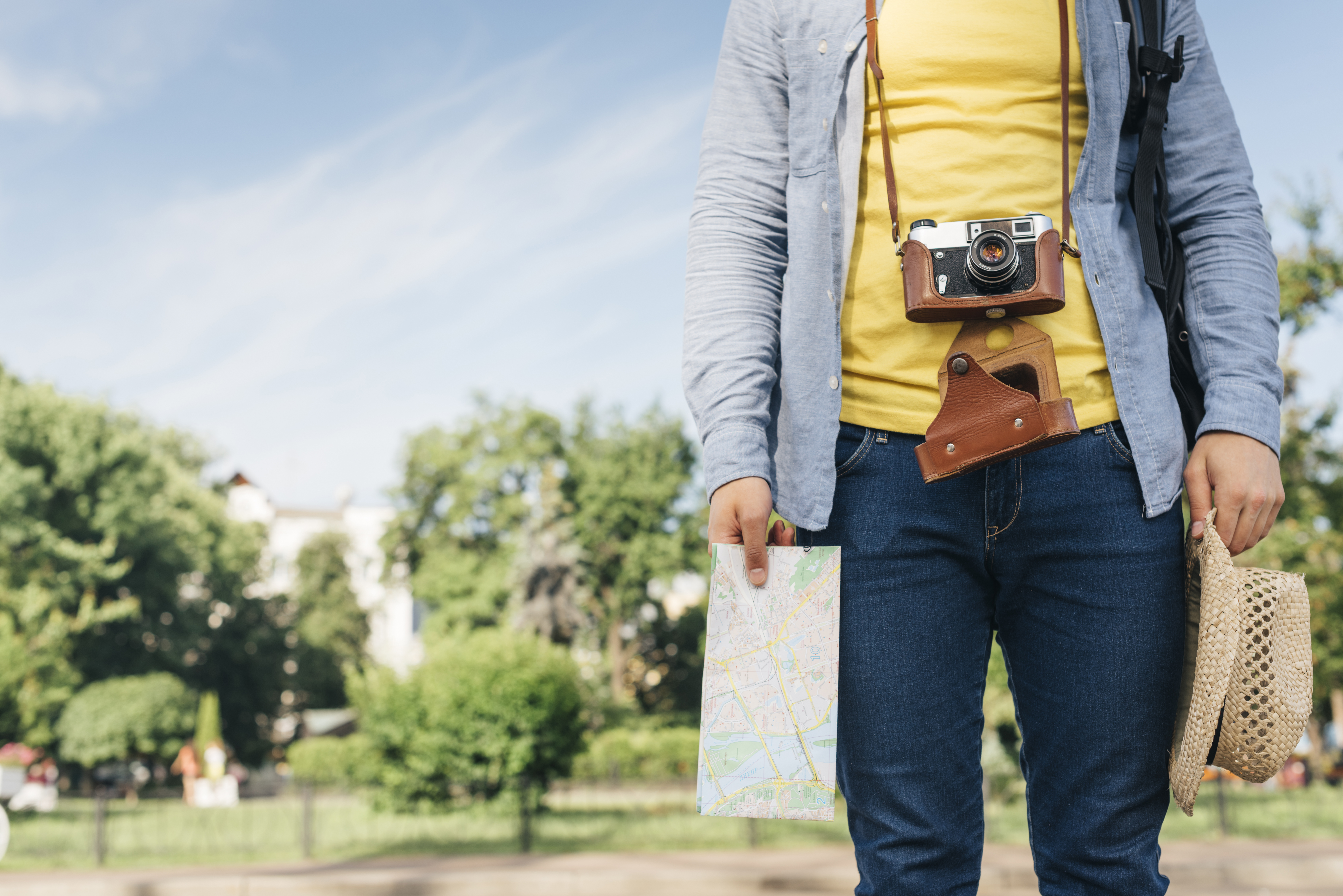 un hombre joven tiene equipo camino sobre una ciudad por motivos de turismo