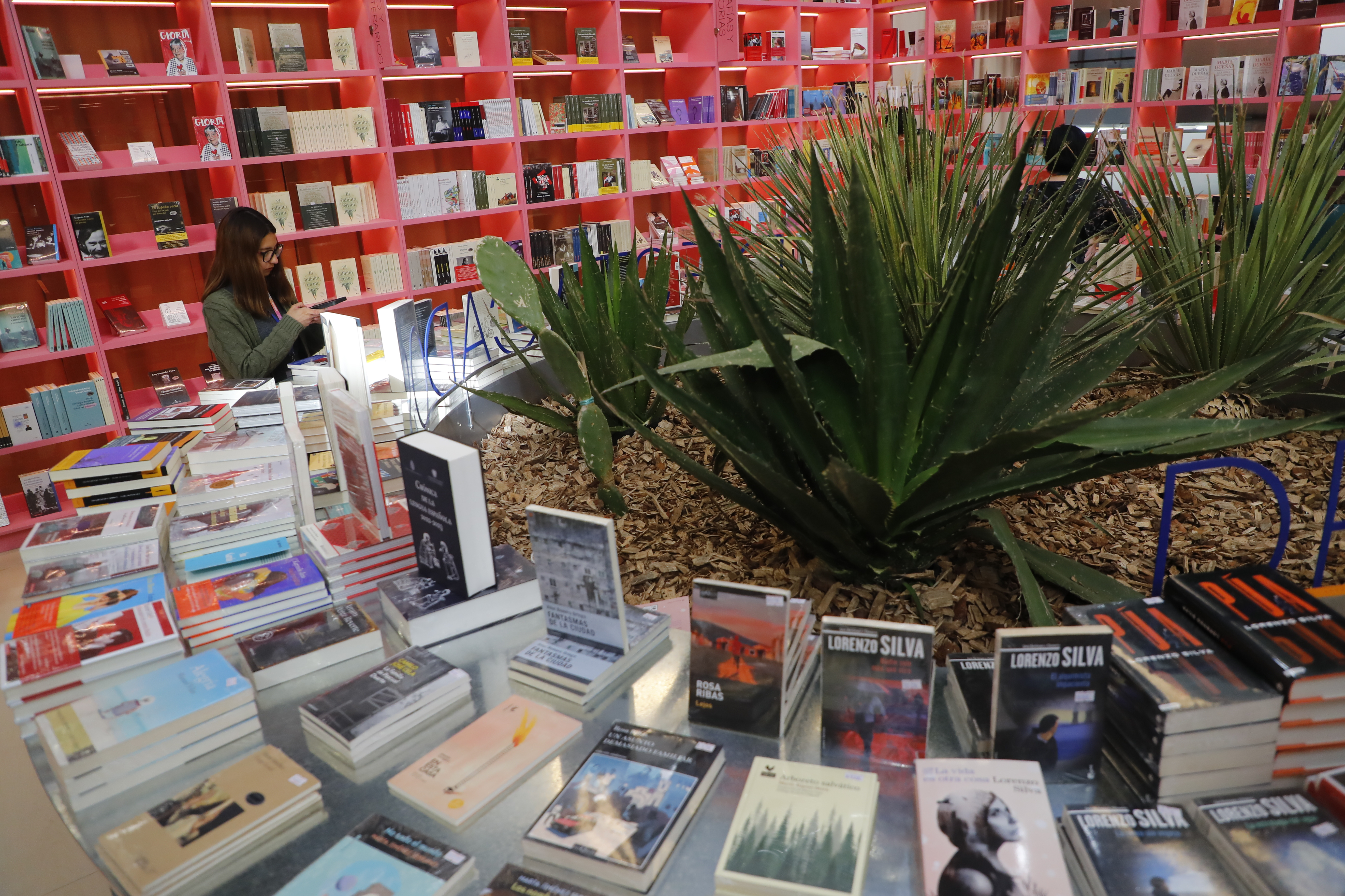  Lectores visitan la 38 edición de la Feria Internacional del Libro (FIL) de Guadalajara, México. (Foto Prensa Libre: EFE)