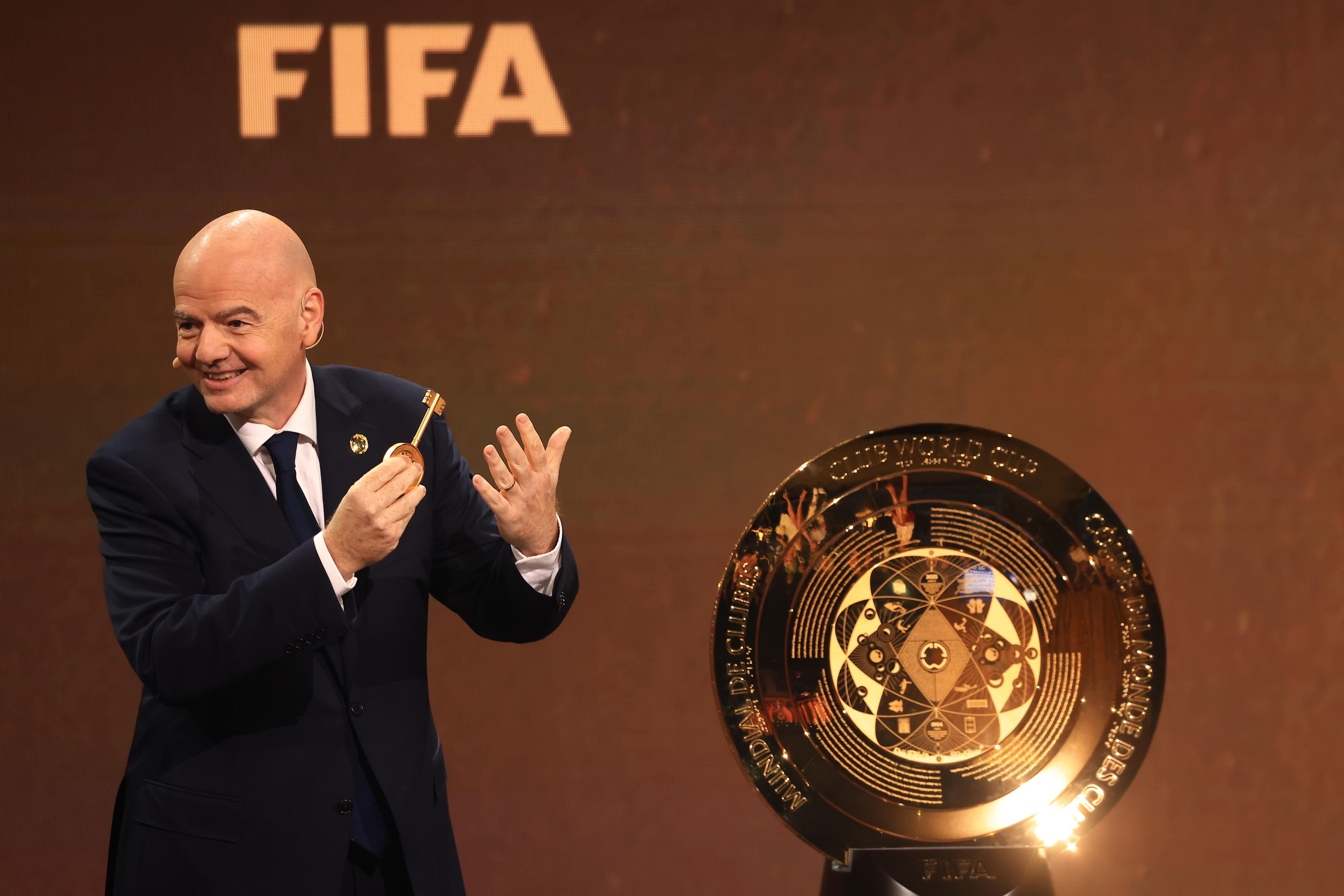 Giani Infantino junto al nuevo trofeo del Mundial de Clubes