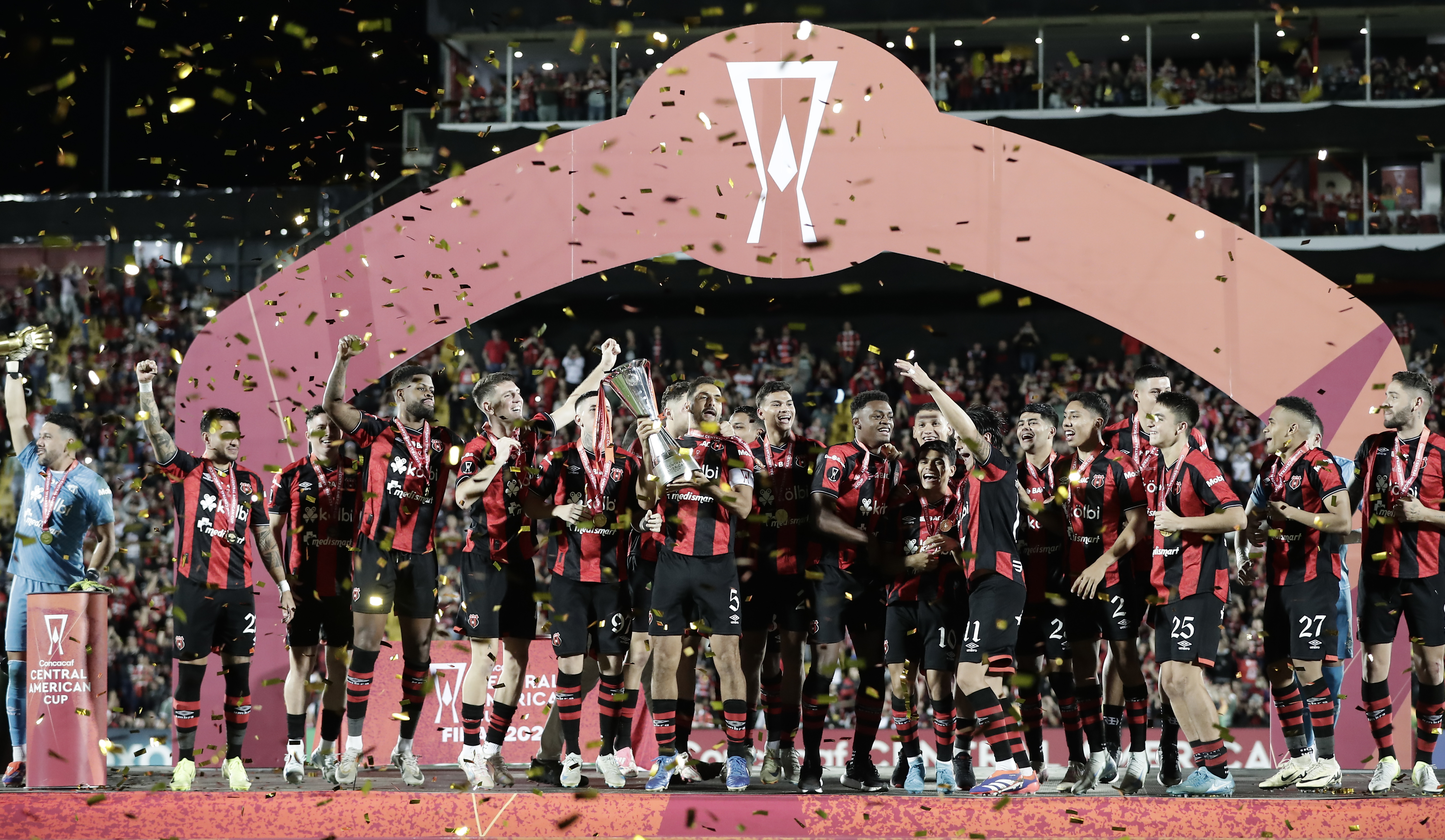 Los jugadores de Alajuelense levantan la Copa Centroamericana de Clubes de la Concacaf este miércoles, tras vencer a Estelí en el estadio Alejandro Morera Soto, en Alajuela (Costa Rica).
(Foto Prensa Libre: EFE).