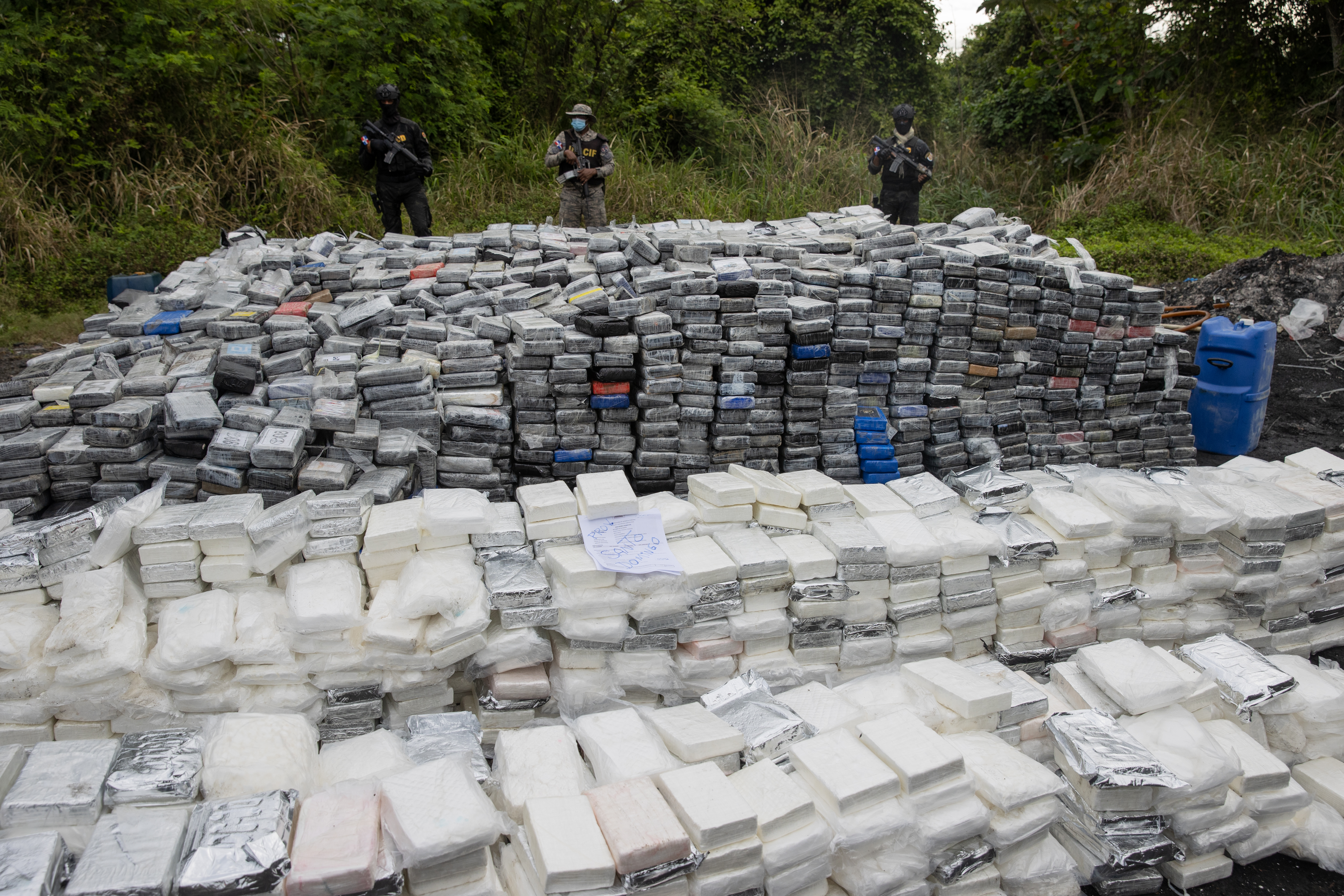 STO01.- PEDRO BRAND (REPÚBLICA DOMINICANA), 09/12/2024.- Integrantes de fuerzas de seguridad resguardan este lunes la zona donde son incineradas 9,8 toneladas de cocaína, en Pedro Brand (República Dominicana). Las autoridades de República Dominicana incineraron este lunes en el municipio de Pedro Brand, a las afueras de Santo Domingo, las 9,8 toneladas de cocaína encontradas el pasado viernes en un puerto dominicano, la mayor incautación en la historia del país y también en parte de la región del Caribe. EFE/Orlando Barría