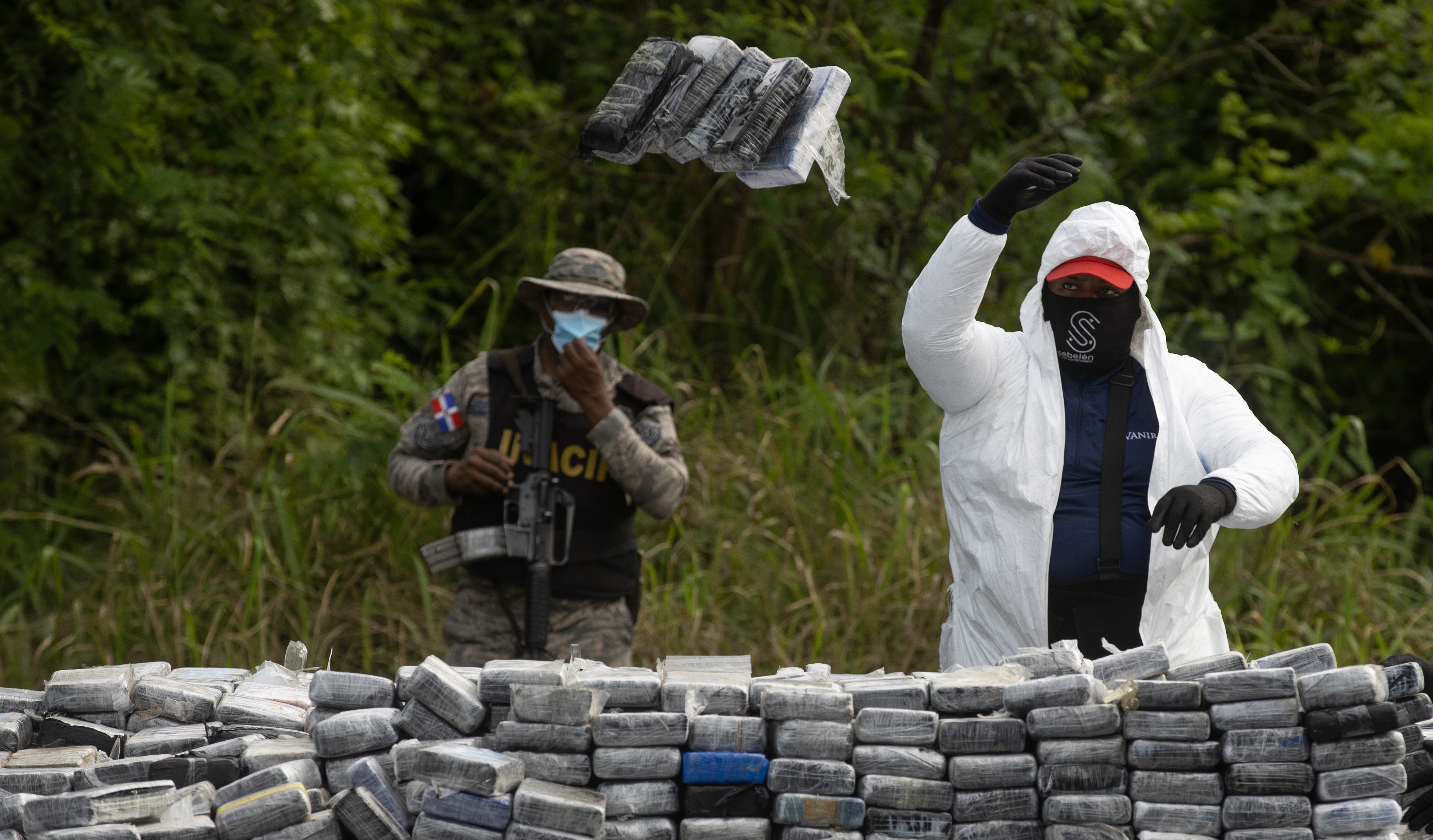 Cerca de 10 toneladas de cocaína fueron incautadas en un contenedor cargado de banano, en un puerto de República Dominicana. (Foto Prensa Libre: EFE)