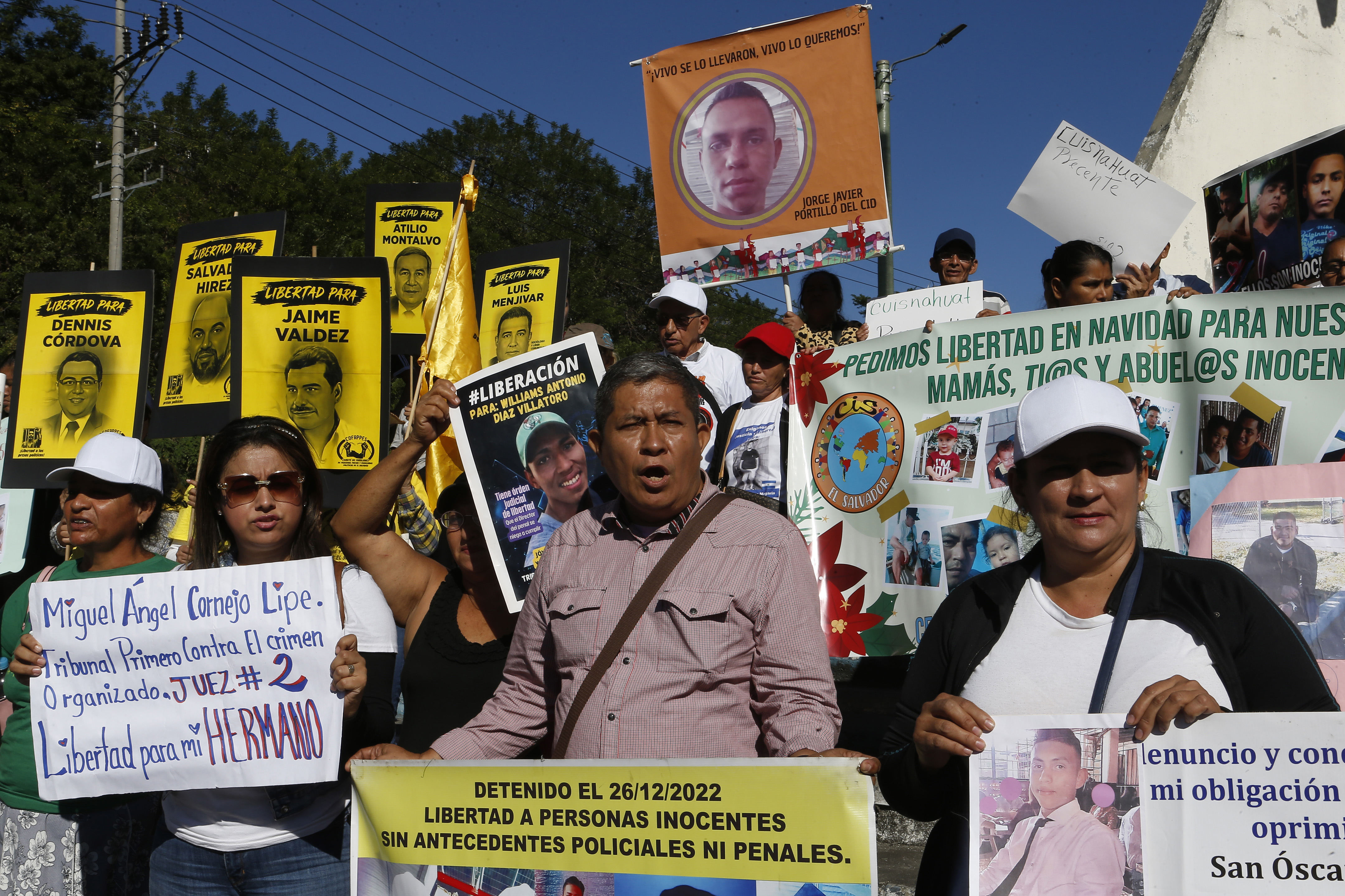 Las familias de detenidos en El Salvador exigen liberación de inocentes y derecho a visita