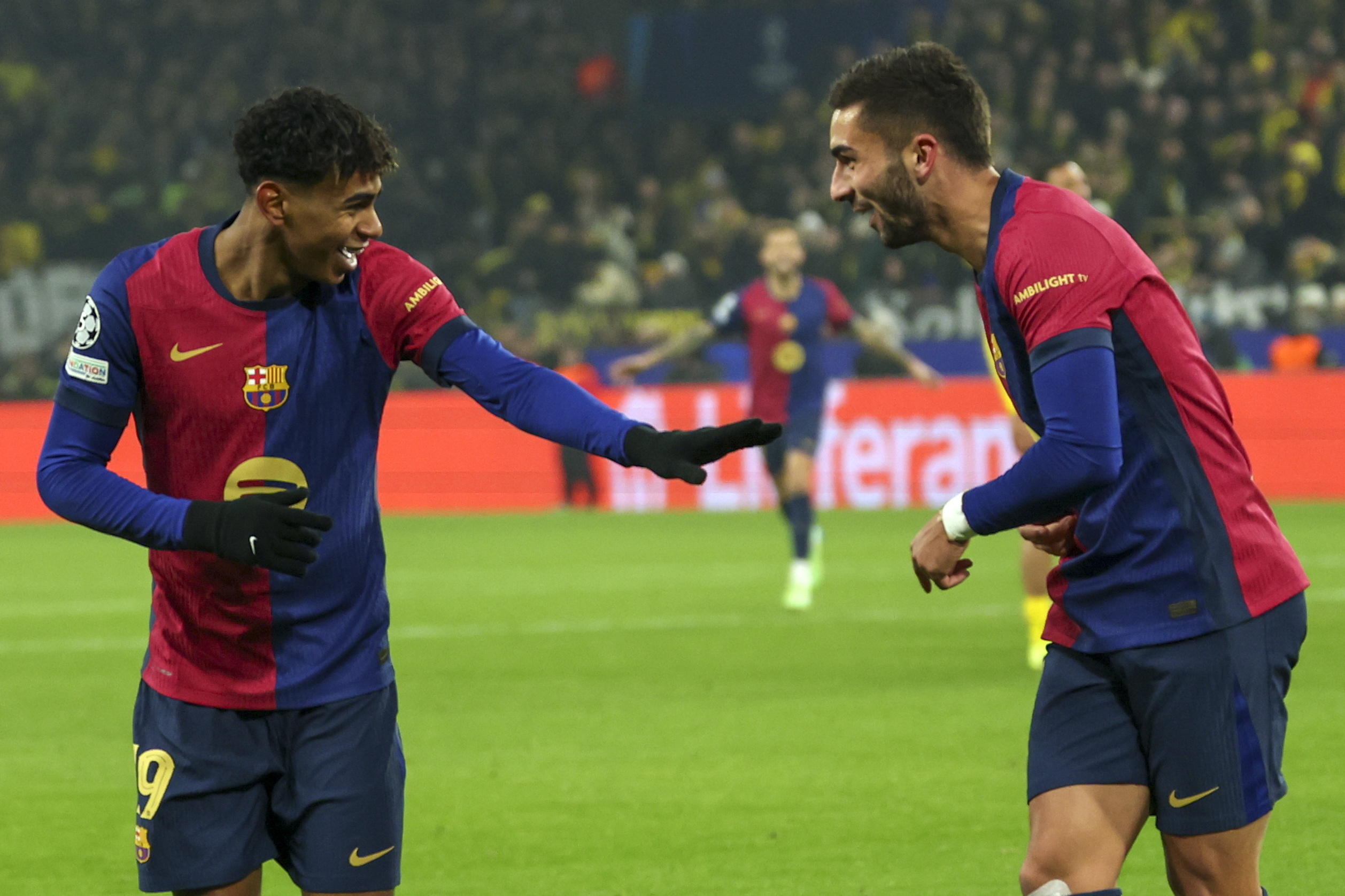 Ferran Torres, del Barcelona, celebra con Lamine Yamal uno de los goles en el triunfo frente al Borussia Dortmund. (Foto Prensa Libre: EFE).