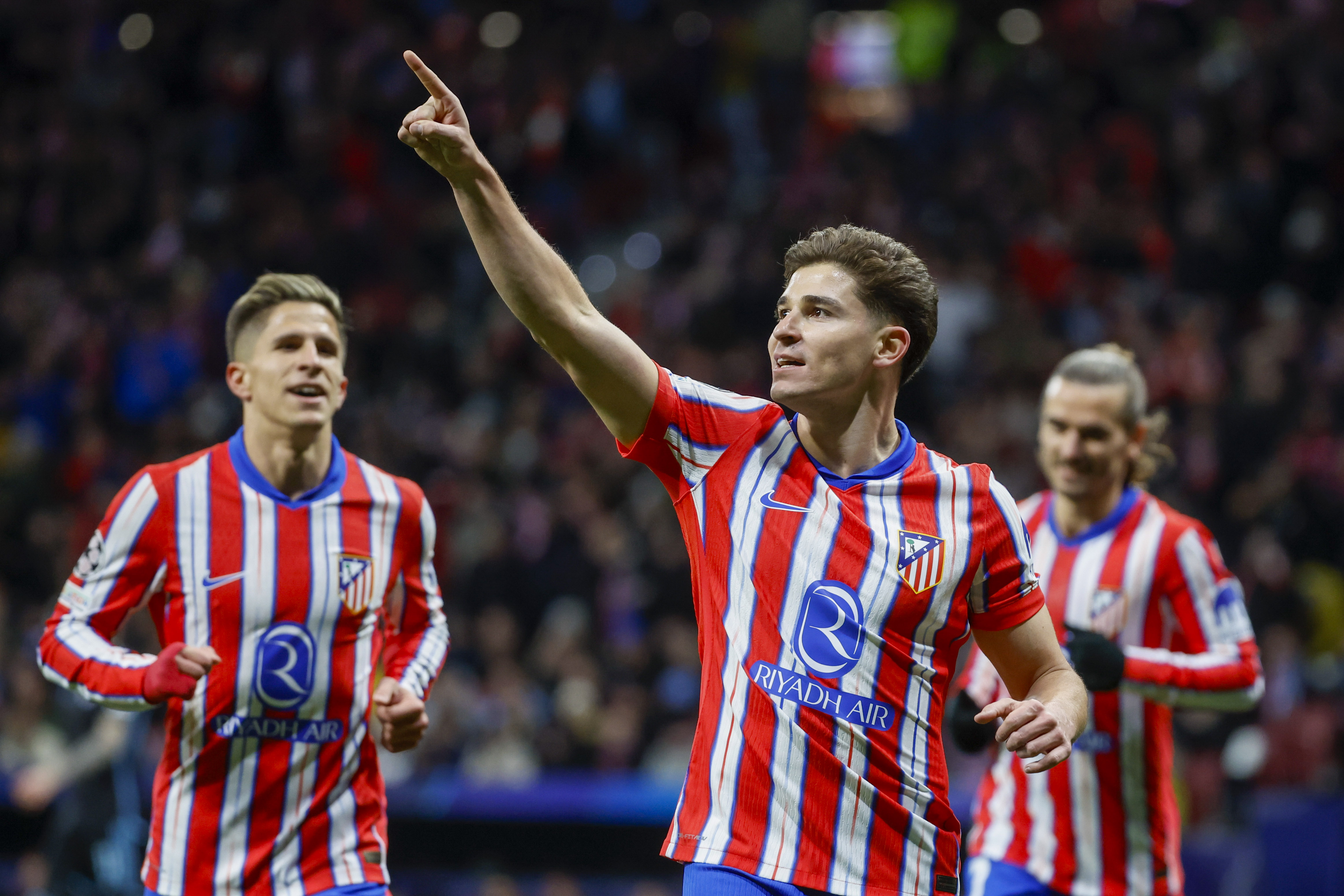 MADRID, 11/12/2024.- El delantero argentino del Atlético de Madrid, Julián Álvarez, tras conseguir el primer gol del equipo rojiblanco durante el encuentro correspondiente a la liga regular de la Liga de Campeones que disputan hoy miércoles Atlético de Madrid y Sl. Bratislava en el estadio Metropolitano, en Madrid. EFE / Juanjo Martín.