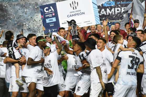 AME4950. SANTA FE (ARGENTINA), 11/12/2024.- Jugadores de Central Córdoba celebran el triunfo de la Copa Argentina este miércoles, al finalizar un partido frente a Vélez Sarsfield en el Estadio 15 de Abril, en Santa Fe (Argentina). EFE/ Javier Escobar