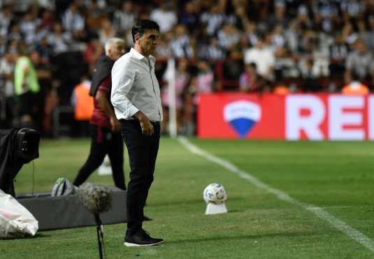 AME4900. SANTA FE (ARGENTINA), 11/12/2024.- El entrenador de Velez Sarsfield, Gustavo Quinteros, dirige ante Central Córdoba, este miércoles durante la final de la Copa Argentina, en el Estadio 15 de Abril, en Santa Fe (Argentina). EFE/ Javier Escobar