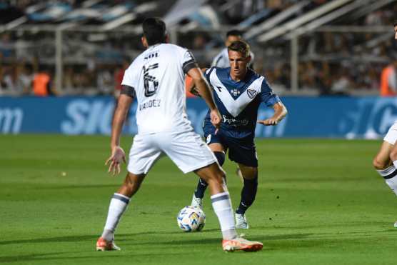 AME4900. SANTA FE (ARGENTINA), 11/12/2024.- Braian Romero (d) de Velez Sarsfield disputa el balón con Sebastián Valdez de Central Córdoba, este miércoles durante la final de la Copa Argentina, en el Estadio 15 de Abril, en Santa Fe (Argentina). EFE/ Javier Escobar