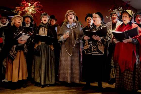 Apeldoorn (Netherlands), 12/12/2024.- Costumed members of a women choir sing during a Christmas high tea hosted by the National Elderly Fund at a Van der Valk Hotel in Apeldoorn, The Netherlands, 12 December 2024, organized to bring together over-65s and youth against loneliness around the holidays. (Países Bajos; Holanda) EFE/EPA/RAMON VAN FLYMEN