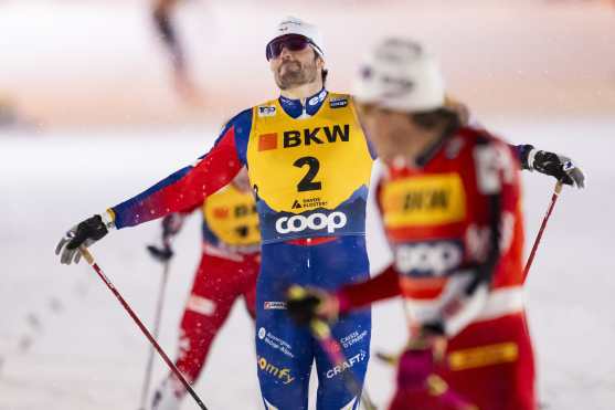 Davos (Switzerland Schweiz Suisse), 14/12/2024.- Second placed Lucas Chanavat of France, left, reacts next to the winner Johannes Hoesflot Klaebo of Norway, right, as he crosses the finish line during the final of the men's Sprint free competition at the Davos Nordic FIS Cross Country World Cup, in Davos, Switzerland, 14 December 2024. (Francia, Noruega, Suiza) EFE/EPA/JEAN-CHRISTOPHE BOTT