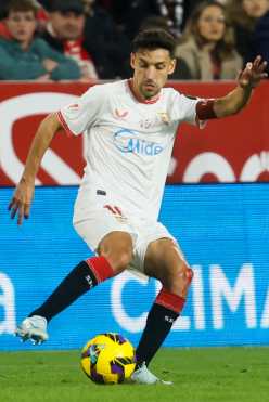 Sevilla, 14/12/2024.- El delantero del Sevilla Jesús Navas, durante el encuentro correspondiente a la jornada 17 de Laliga EA Sports que disputan hoy sábado Sevilla y Celta en el estadio Sanchez Pizjuan de Sevilla. EFE/José Manuel Vidal.