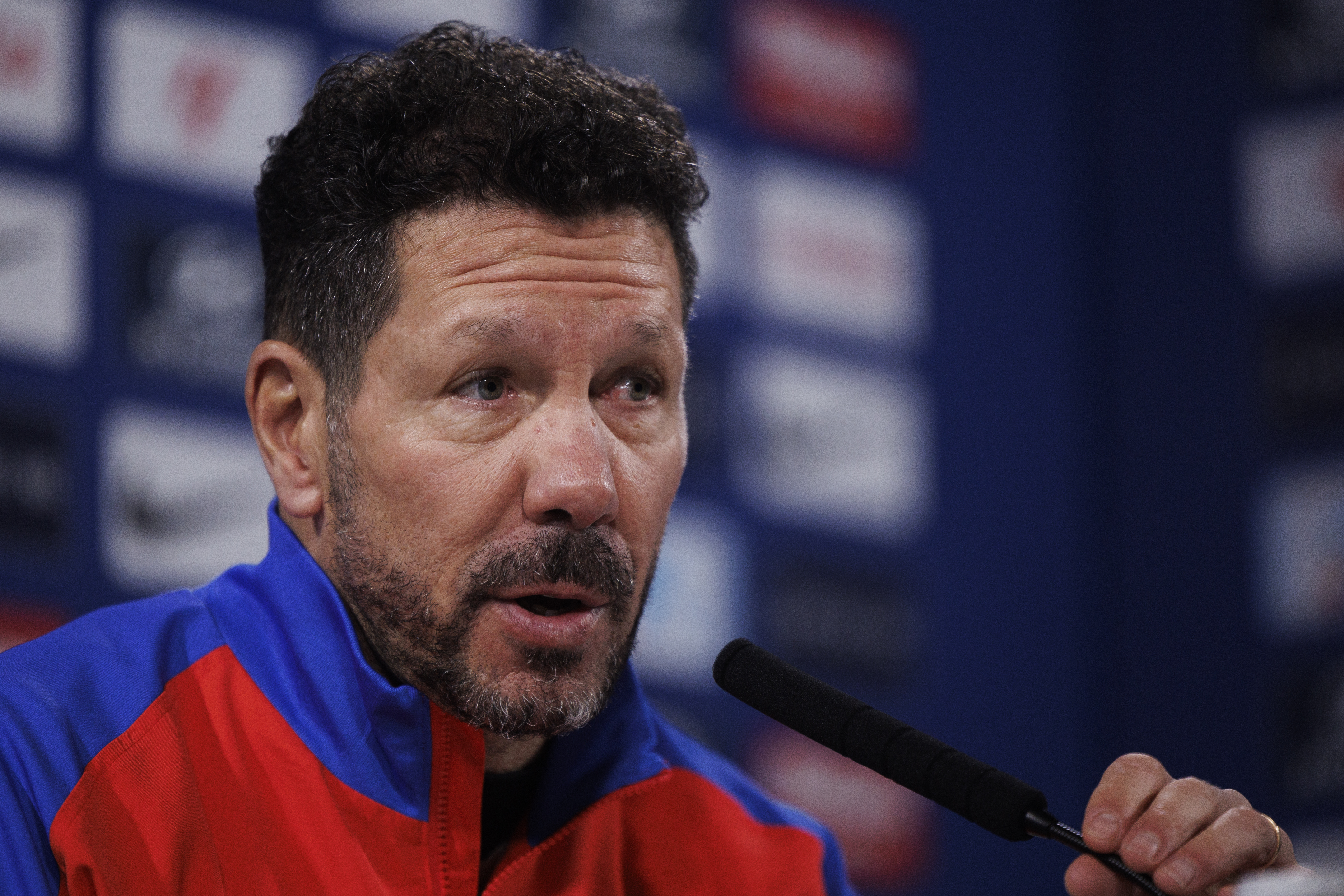 El entrenador del Atlético de Madrid, Diego Pablo Simeone se enfrentará al Barcelona.