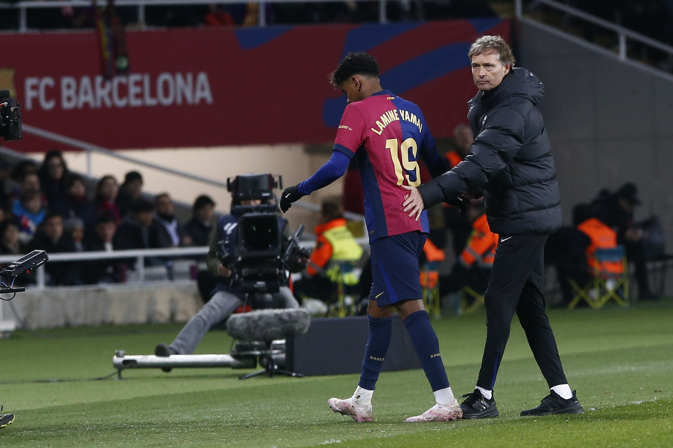 El segundo entrenador del Fc Barcelona Marcus Sorg anima al delantero Lamine Yamal tras su cambio durante el partido contra Leganés.