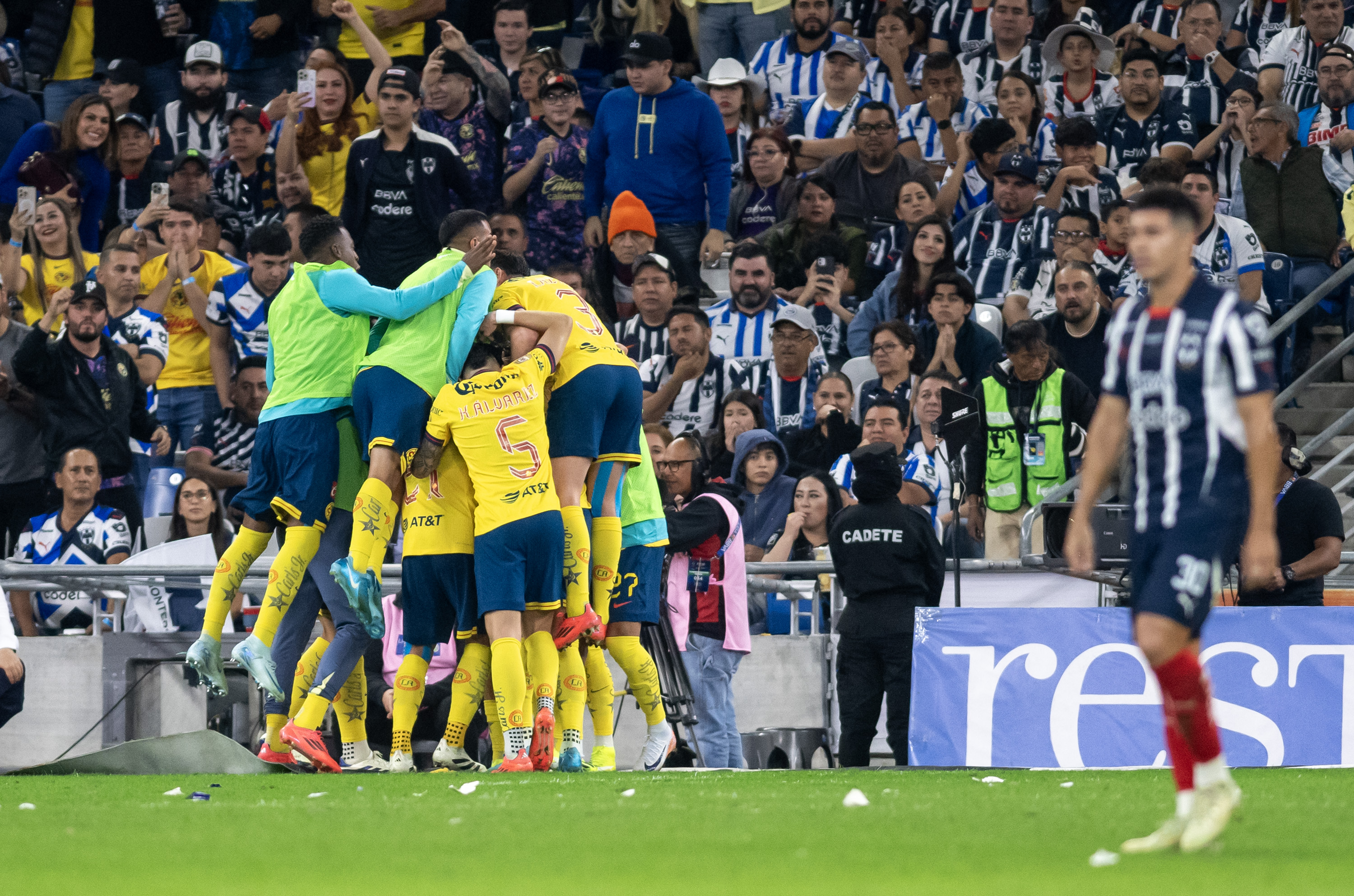 El América mantuvo la ventaja en el marcador global y se coronó como monarca de la Liga MX por tercera vez consecutiva. (Foto Prensa Libre: EFE)