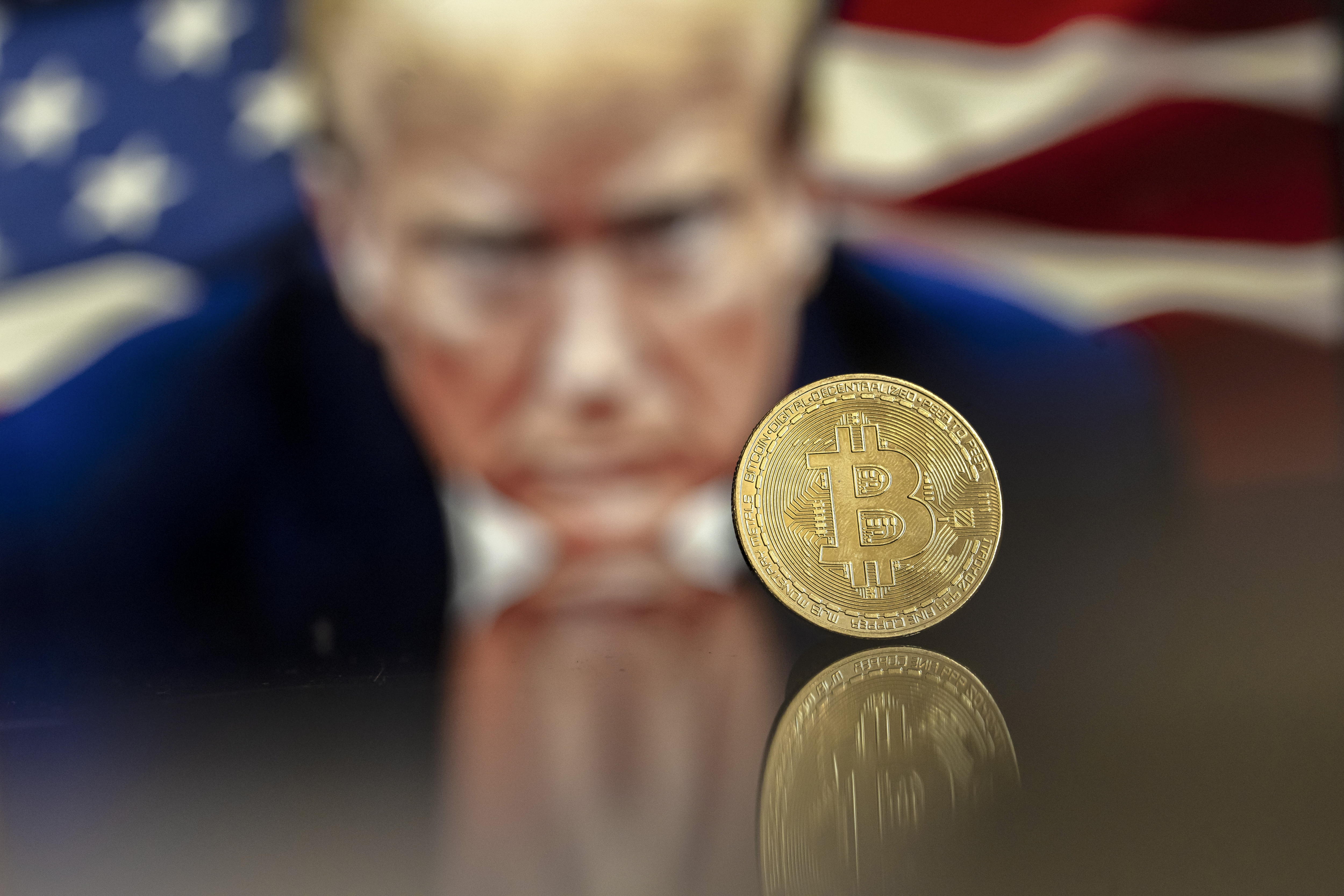 Desde que Donald Trump ganó las elecciones presidenciales en Estados Unidos, el precio de bitcoin se ha duplicado. (Foto Prensa Libre: EFE/EPA/PABLO GIANINAZZI)