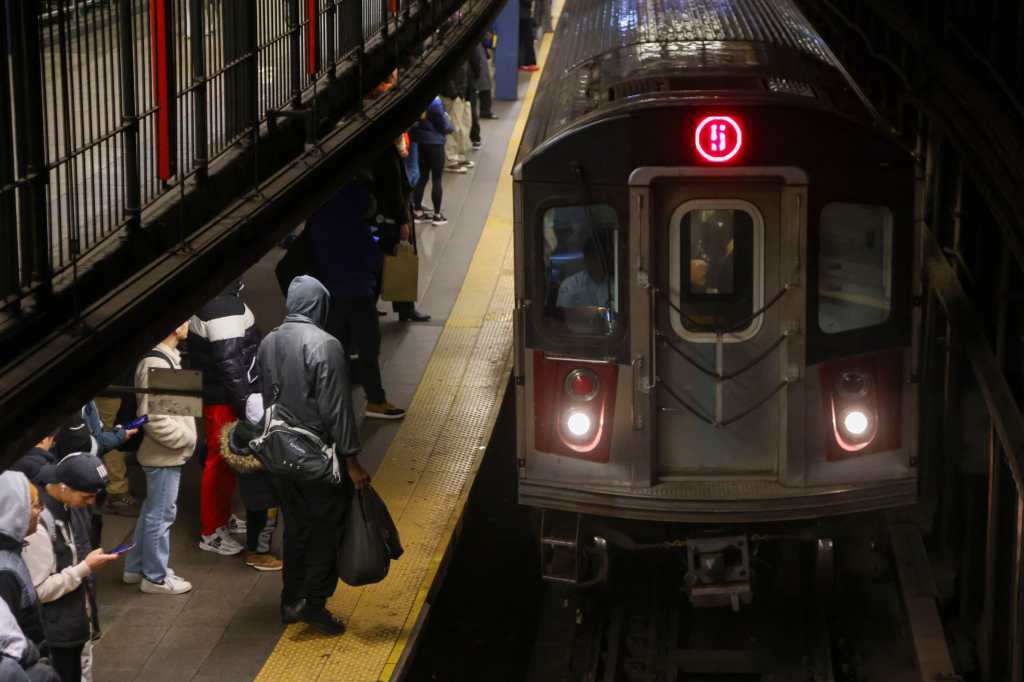 Pasajeros utilizando el sistema de metro en Nueva York, Estados Unidos, el 20 de diciembre de 2024.  