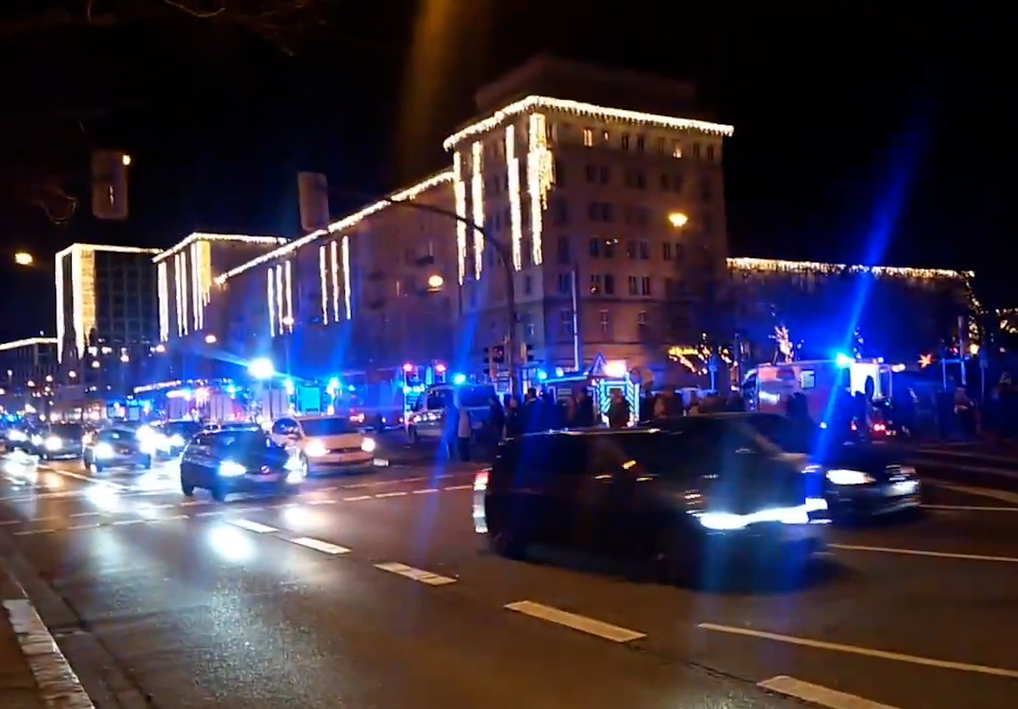 Magdeburg (Germany), 20/12/2024.- Emergency services at the scene after at least one person was killed and dozens injured after a car was driven into a crowd at the Christmas market in Magdeburg, Germany, 20 December 2024. Eyewitnesses told broadcaster MDR that the car drove straight into the crowd at the market in the direction of the town hall. (Alemania, Magdeburgo) EFE/EPA/vifogra / Eberlein