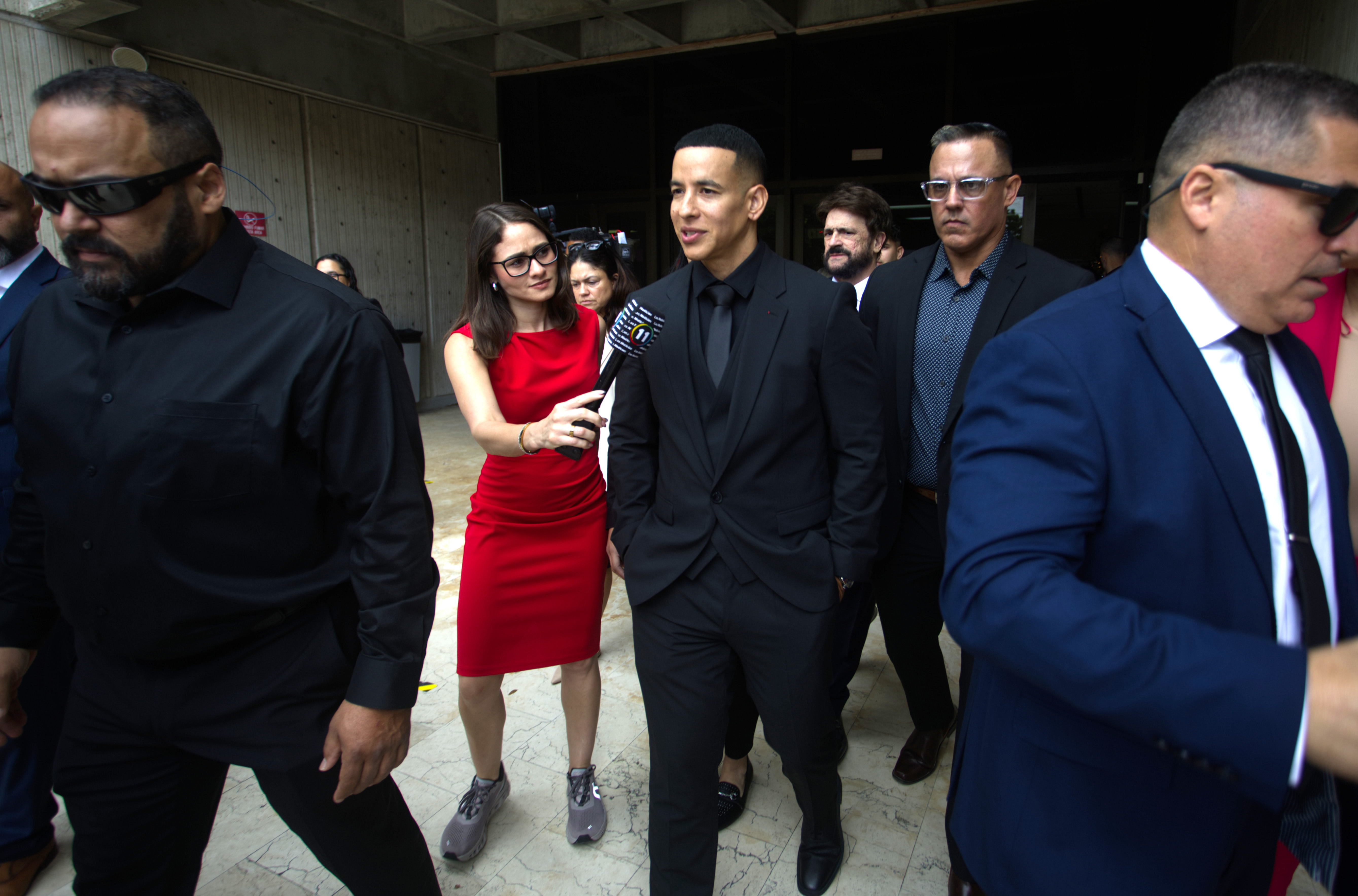  El reguetonero puertorriqueño Daddy Yankee, habla con medios de comunicación a su salida de una audiencia este viernes, en San Juan (Puerto Rico). Daddy Yankee retomó el control de sus corporaciones, El Cartel Records y Los Cangris Inc. tras llegar a un acuerdo mutuo con su esposa, Mireddys González, en medio de un proceso de separación y divorcio entre ambos. (Foto Prensa Libre: EFE)