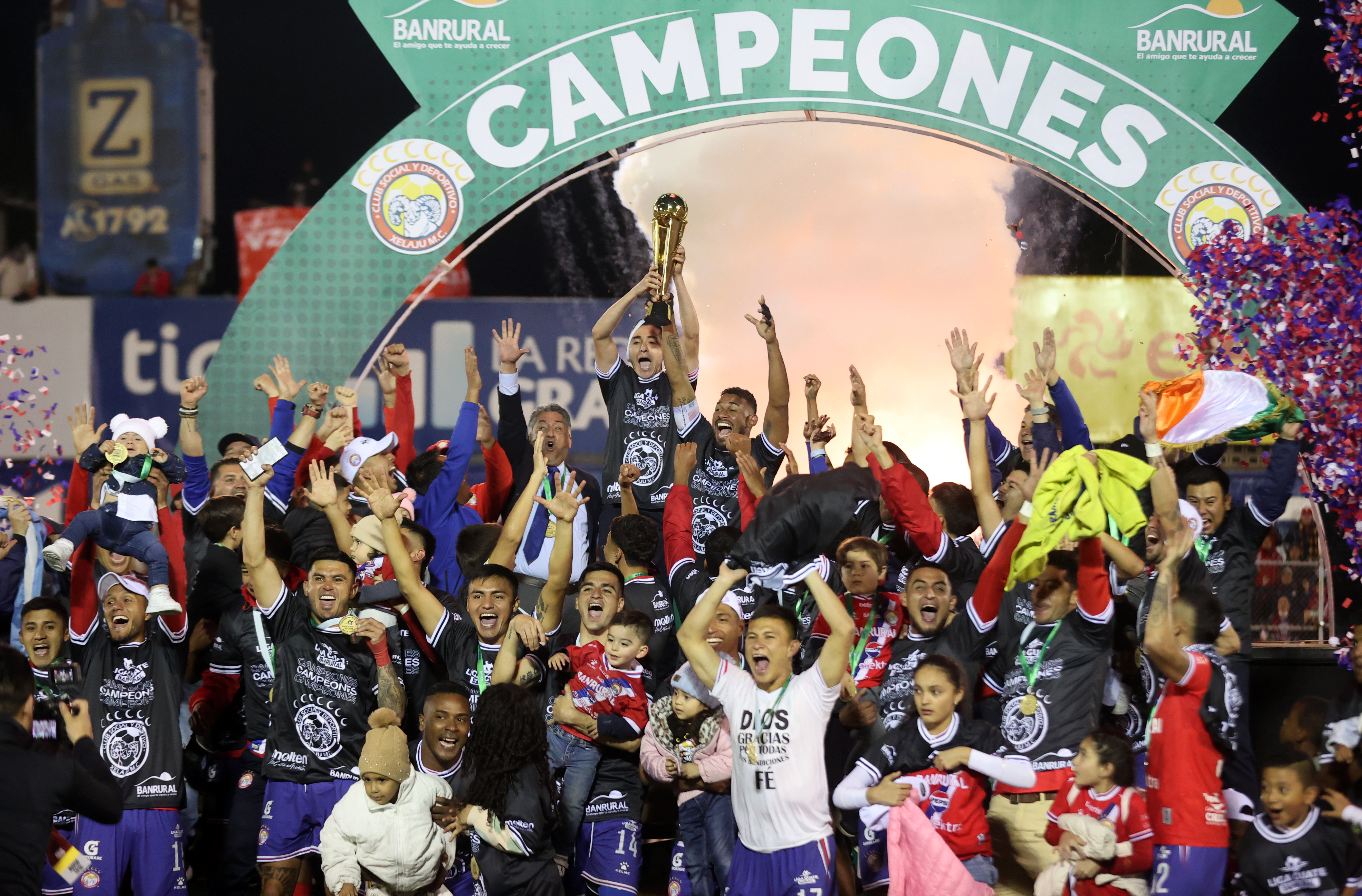 Jugadores del Club Xelajú MC festejan como campeones del Torneo Apertura 2024 de la Liga Nacional de Guatemala.