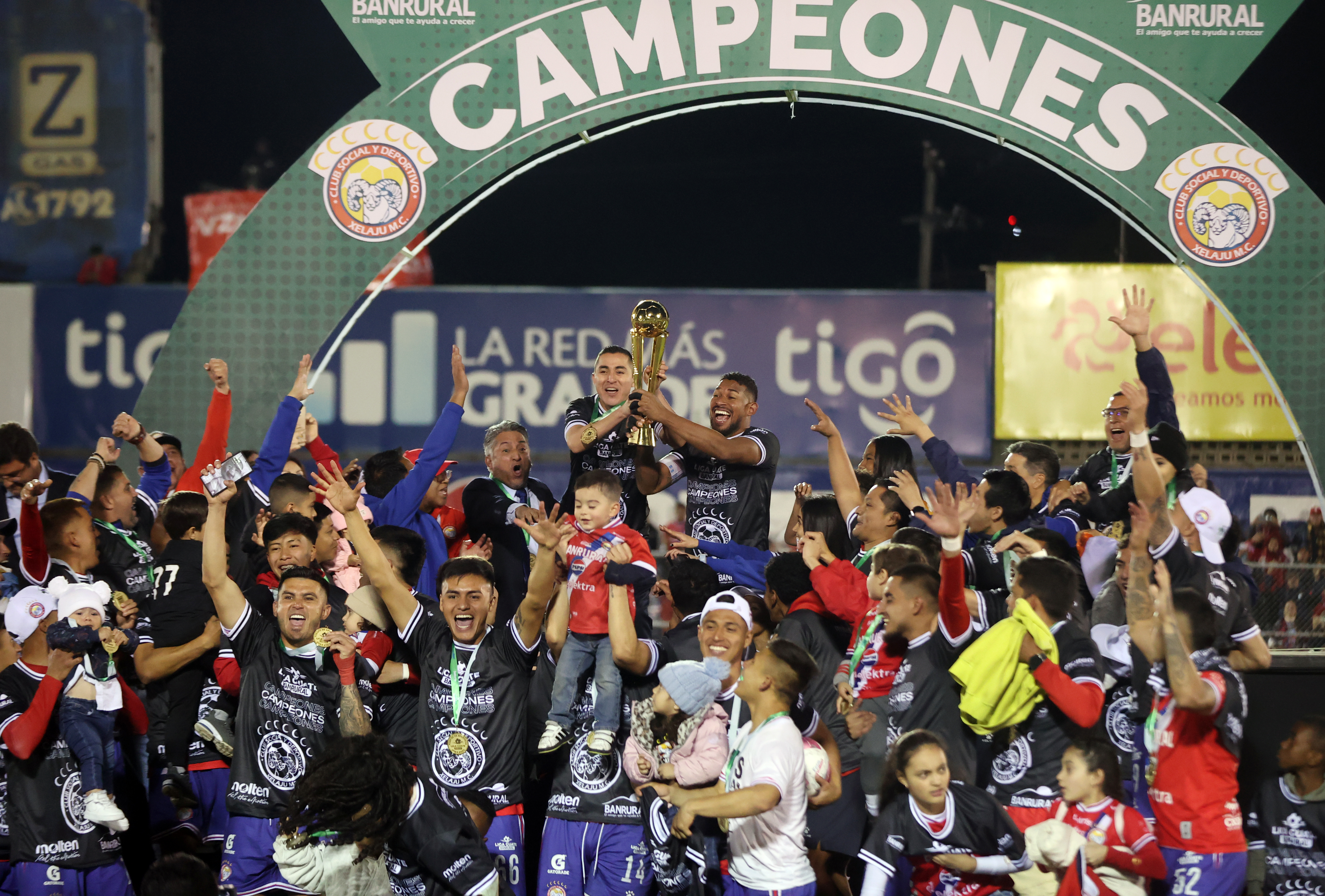 Jugadores del Club Xelajú MC festejan como campeones del Torneo Apertura 2024 de la Liga Nacional de Guatemala.