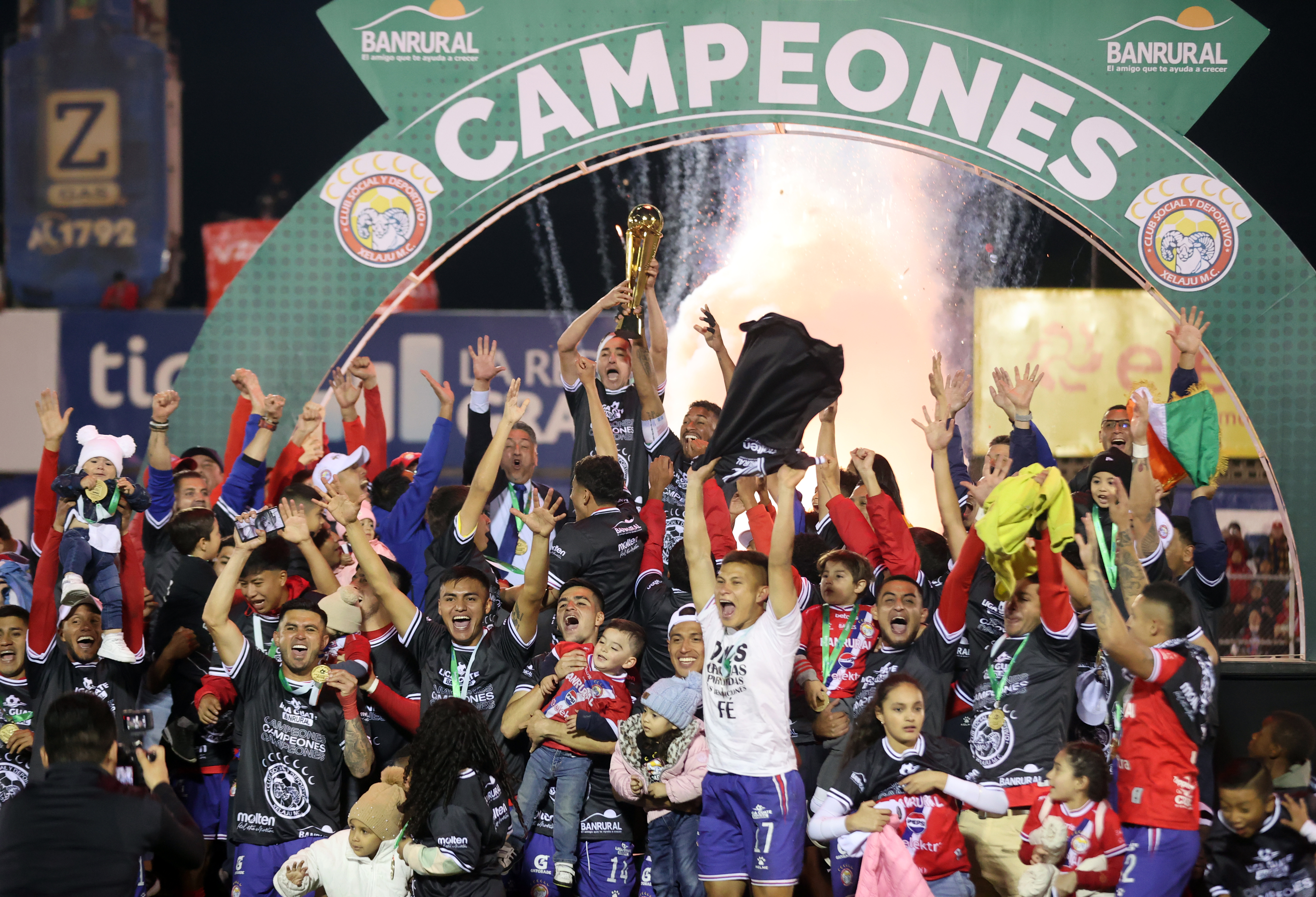 Jugadores del Club Xelajú MC festejan como campeones del Torneo Apertura 2024 de la Liga Nacional de Guatemala.