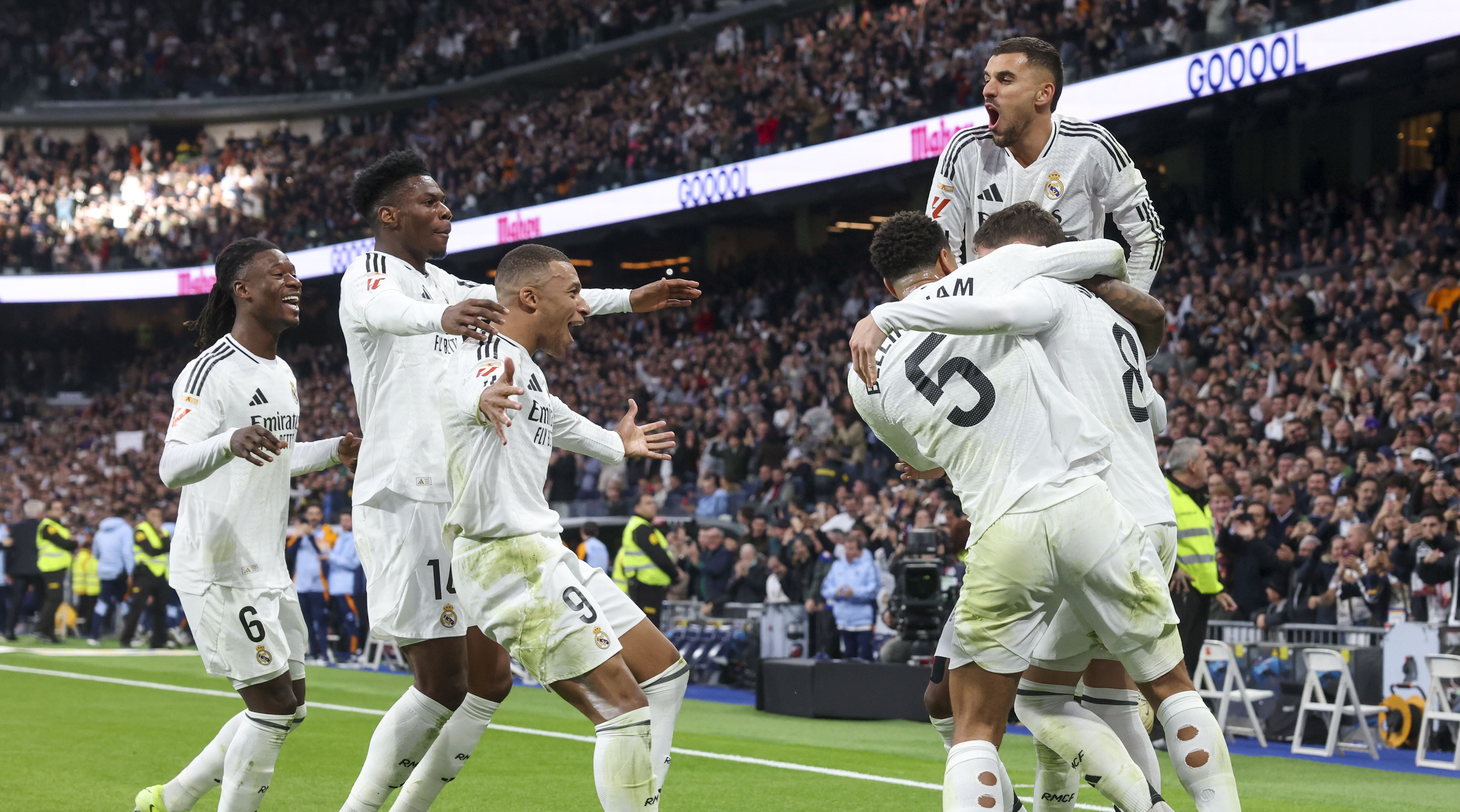 Los jugadores del Real Madrid celebran uno de sus goles ante el Sevilla.