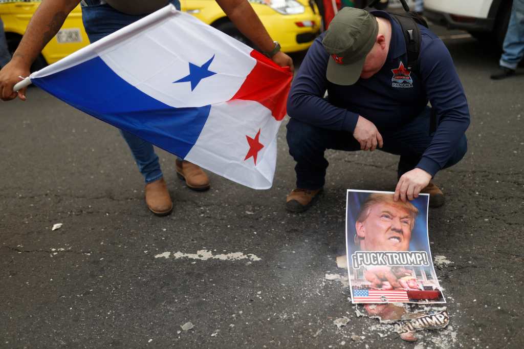 Miembros del SUNTRACS se manifestaron en Ciudad de Panamá, mientras el presidente Mulino agradeció el apoyo internacional tras las amenazas de Trump sobre las tarifas del canal. (Foto, Prensa Libre: EFE/ Bienvenido Velasco)