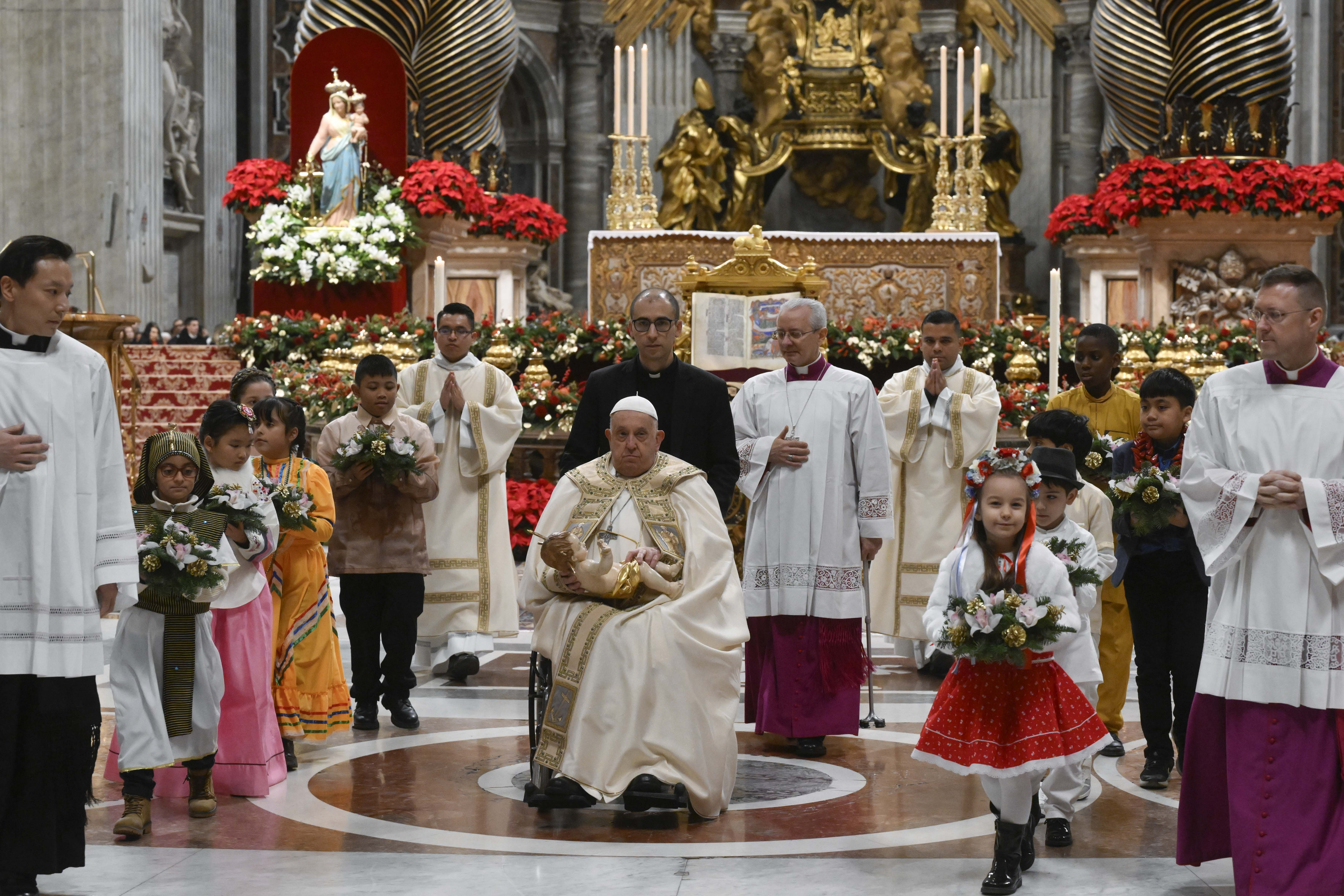 En su homilía del 25 de diciembre, el papa deseó que este sea un Jubileo de esperanza "para nuestra madre tierra, desfigurada por la lógica del beneficio; que llegue a serlo para los países más pobres, abrumados por deudas injustas; que llegue a serlo para todos aquellos que son prisioneros de viejas y nuevas esclavitudes". (Foto Prensa Libre: EFE)