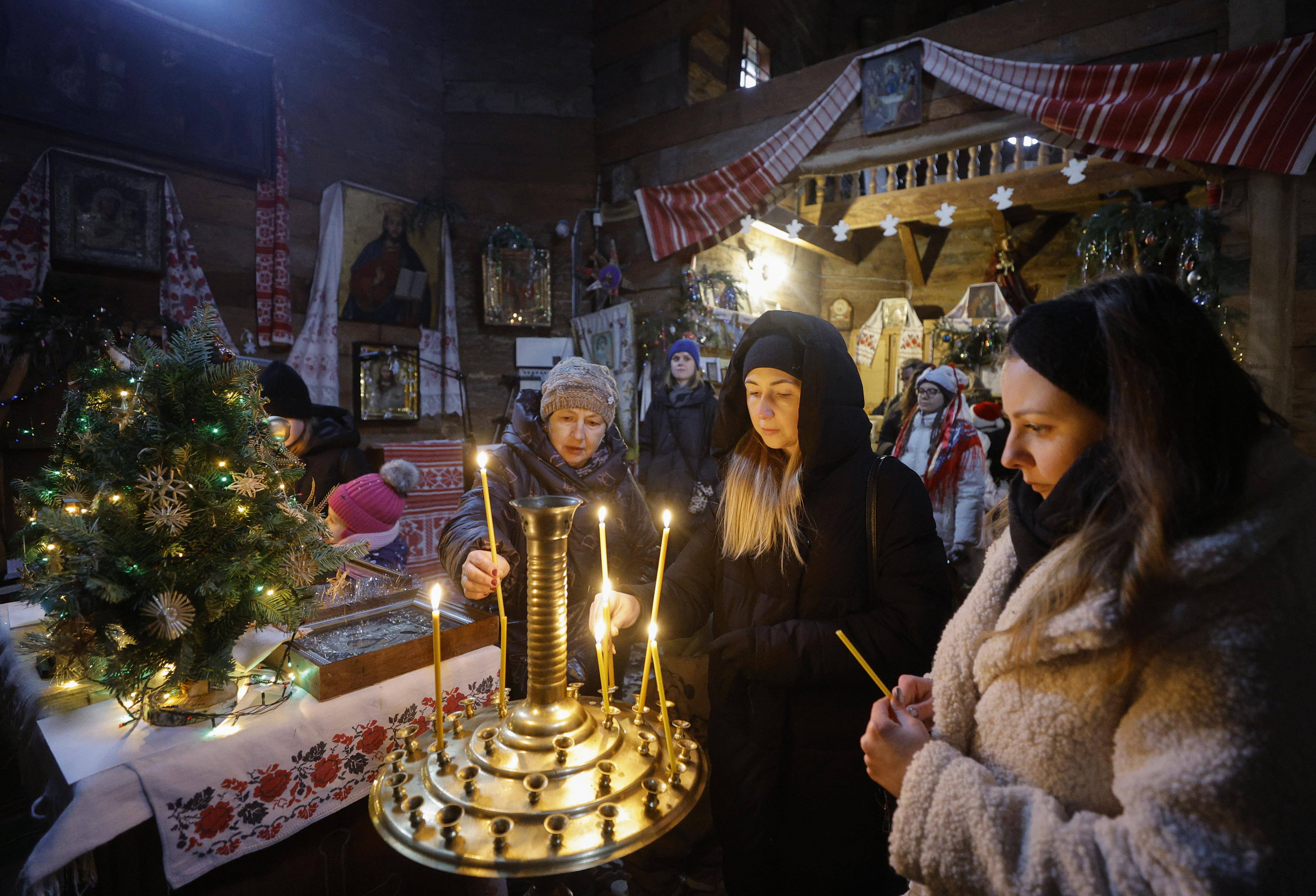 Kyiv (Ukraine), 28/12/2024.- Ukrainians light candles in an old church during the Christmas celebration in Pyrogovo village, near Kyiv, Ukraine, 28 December 2024, amid the ongoing Russian invasion. Ukraine celebrated Christmas on 25 December for the second time in accordance with the Western calendar. Ukrainian President Zelensky signed a law in July 2023 to move the official Christmas Day holiday to 25 December, departing from the Russian Orthodox Church tradition of celebrating on 07 January. (Zelenski, Rusia, Ucrania, Kiev) EFE/EPA/SERGEY DOLZHENKO