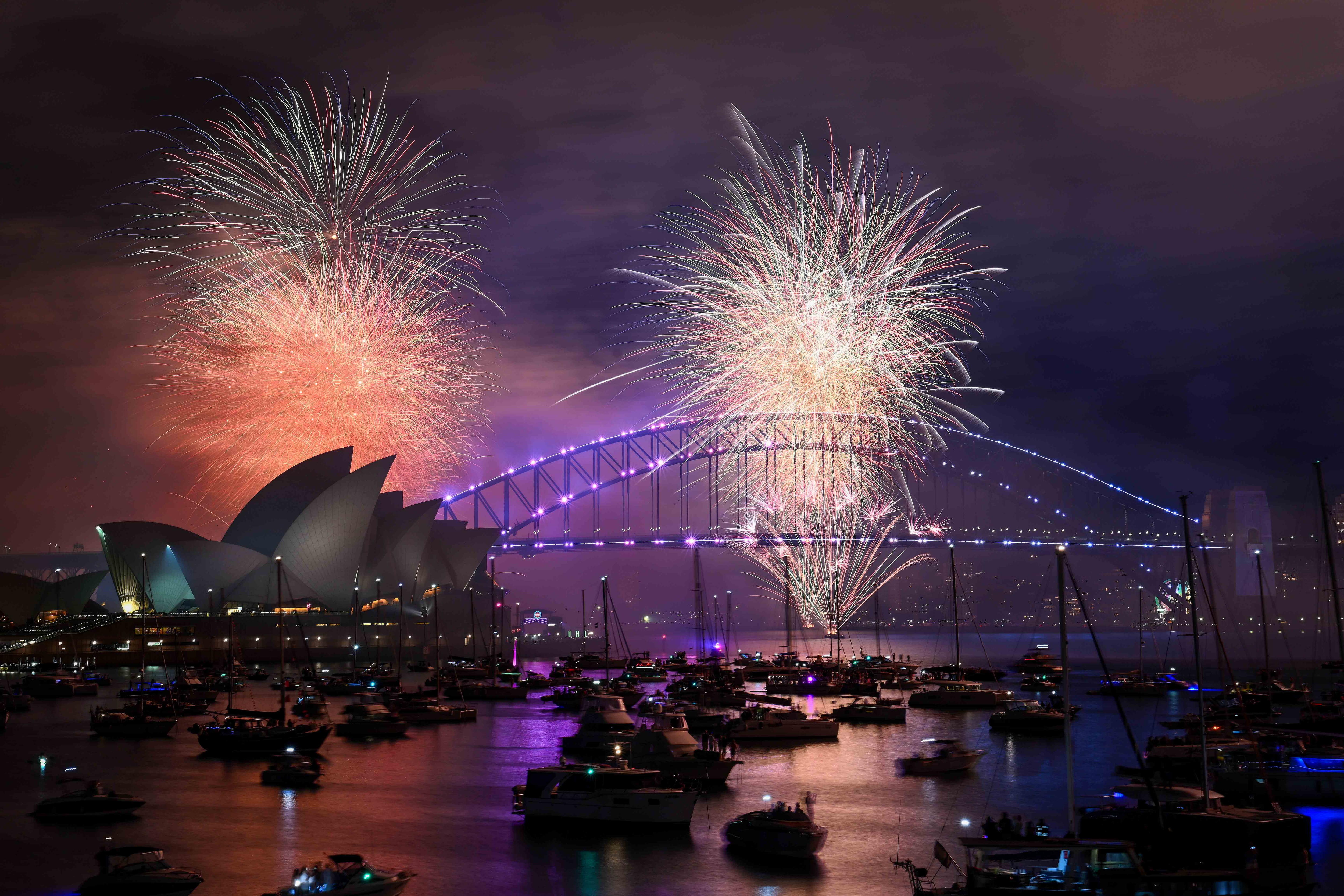 Sydney (Australia), 01/01/2025.- Fireworks illuminate the sky above the Sydney Opera House and the Sydney Harbour Bridge during the New Year's Eve celebrations in Sydney, Australia, 01 January 2025.  EFE/EPA/BIANCA DE MARCHI AUSTRALIA AND NEW ZEALAND OUT