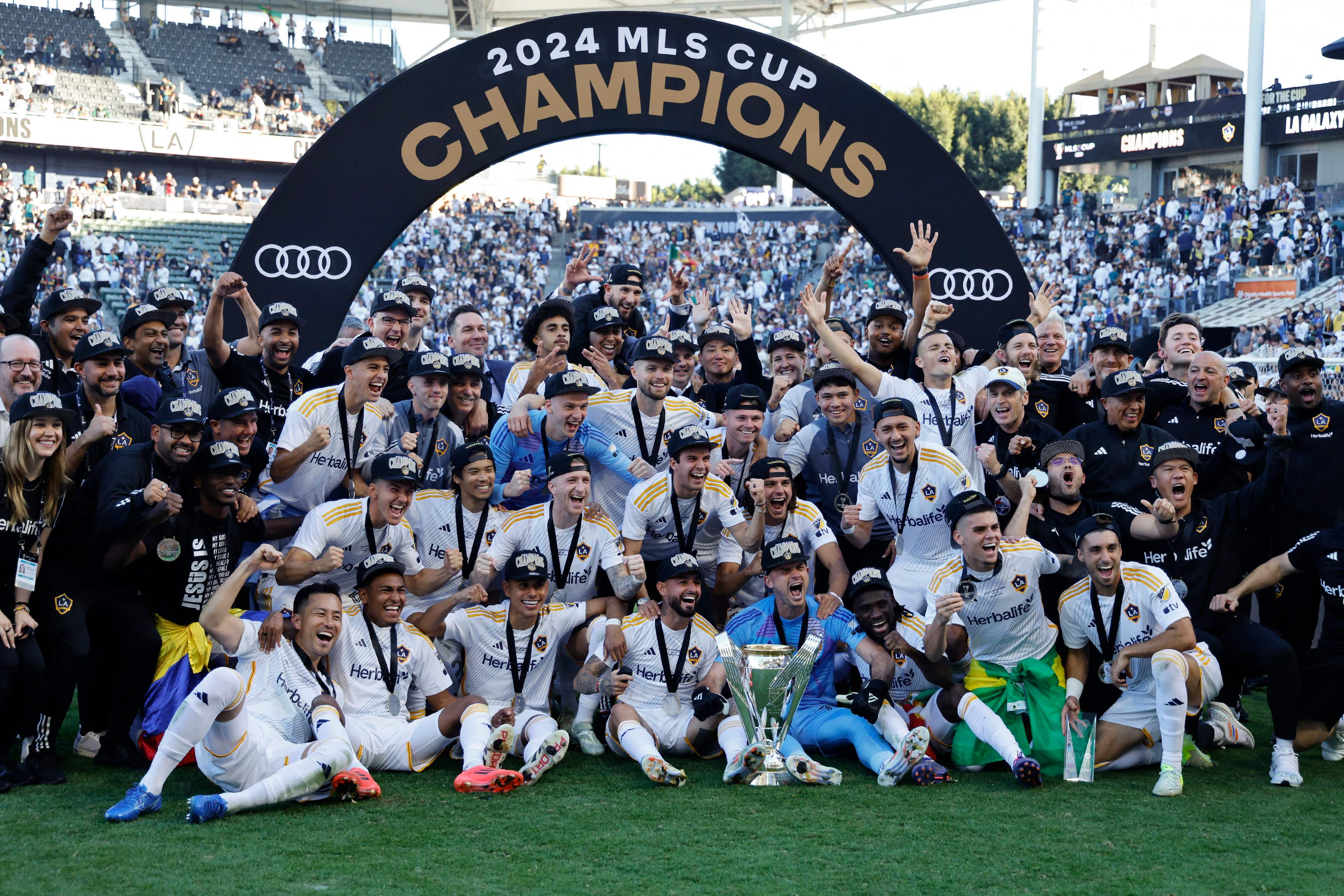 Los jugadores del Galaxy festejan con la copa de campeón de la MLS, después de vencer en la final New York Red Bulls.  (Foto Prensa Libre: AFP).