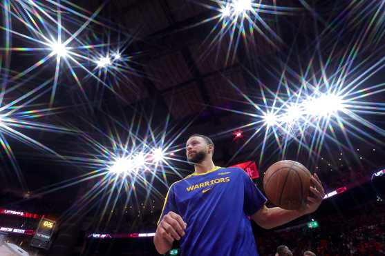 HOUSTON, TEXAS - DECEMBER 11: (EDITORS NOTE: Image has been captured using a Star Effect Filter) Stephen Curry #30 of the Golden State Warriors warms up before a quarterfinal game in the NBA Emirates Cup against the Houston Rockets at Toyota Center on December 11, 2024 in Houston, Texas. NOTE TO USER: User expressly acknowledges and agrees that, by downloading and or using this photograph, User is consenting to the terms and conditions of the Getty Images License Agreement.   Alex Slitz/Getty Images/AFP (Photo by Alex Slitz / GETTY IMAGES NORTH AMERICA / Getty Images via AFP)