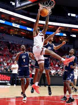 LOUISVILLE, KENTUCKY - DECEMBER 11: James Scott #0 of the Louisville Cardinals dunks the ball against the UTEP Miners at KFC YUM! Center on December 11, 2024 in Louisville, Kentucky.   Andy Lyons/Getty Images/AFP (Photo by ANDY LYONS / GETTY IMAGES NORTH AMERICA / Getty Images via AFP)