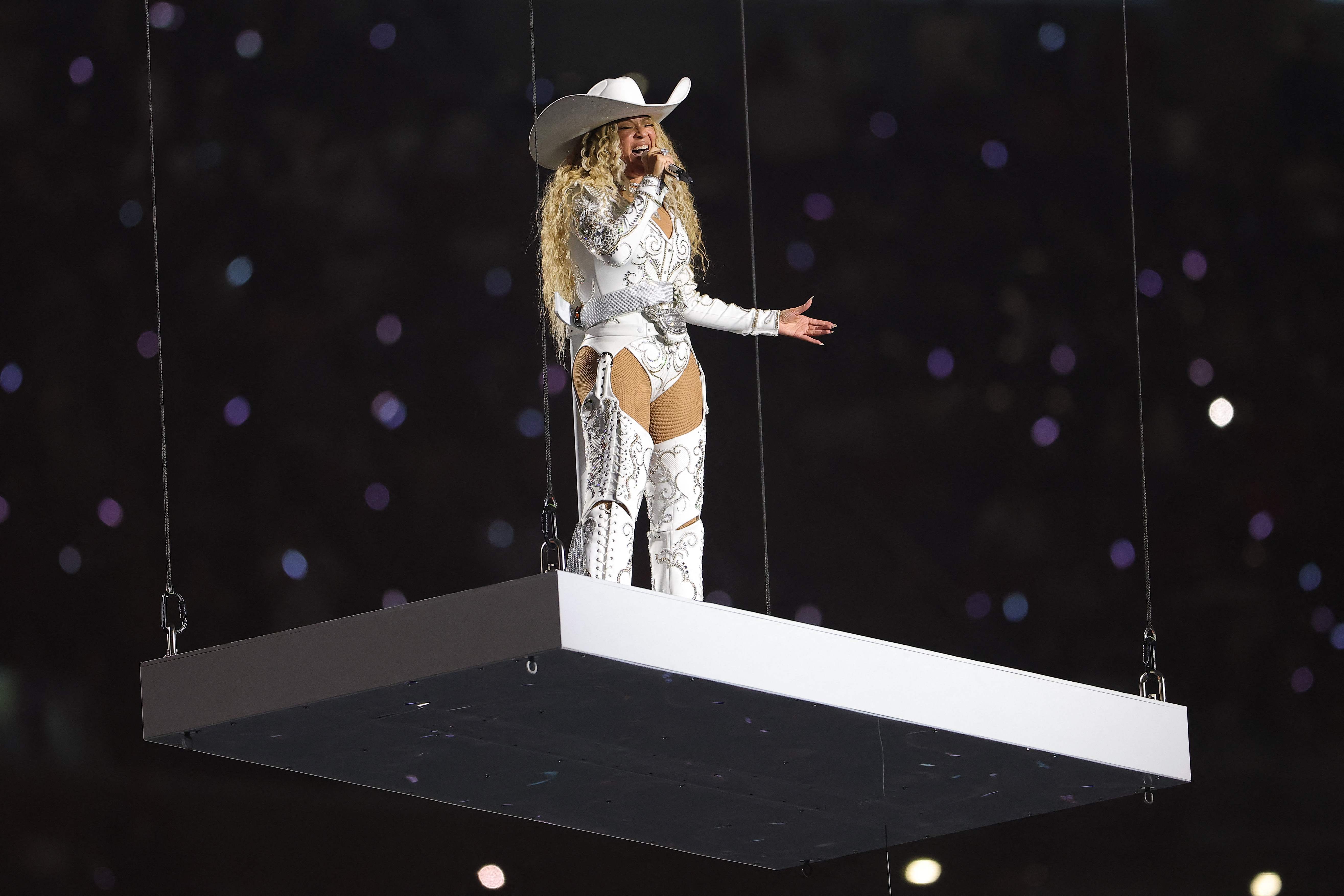 Beyoncé durante el espectáculo de medio tiempo del partido entre los Baltimore Ravens y los Houston Texans en el NRG Stadium. (Foto Prensa Libre: AFP)