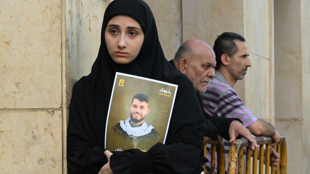 Una mujer en el funeral de uno de los fallecidos por los ataques de Israel con beepers o buscapersonas.
Getty Images
