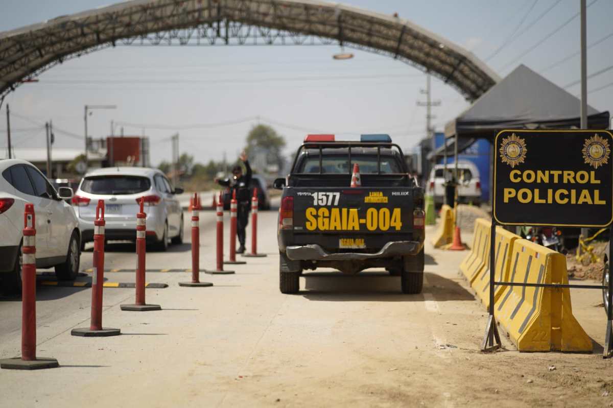 La SAT detectó mercancía supuestamente de contrabando en un puesto de control interinstitucional. (Foto Prensa Libre: Ministerio de Gobernación)