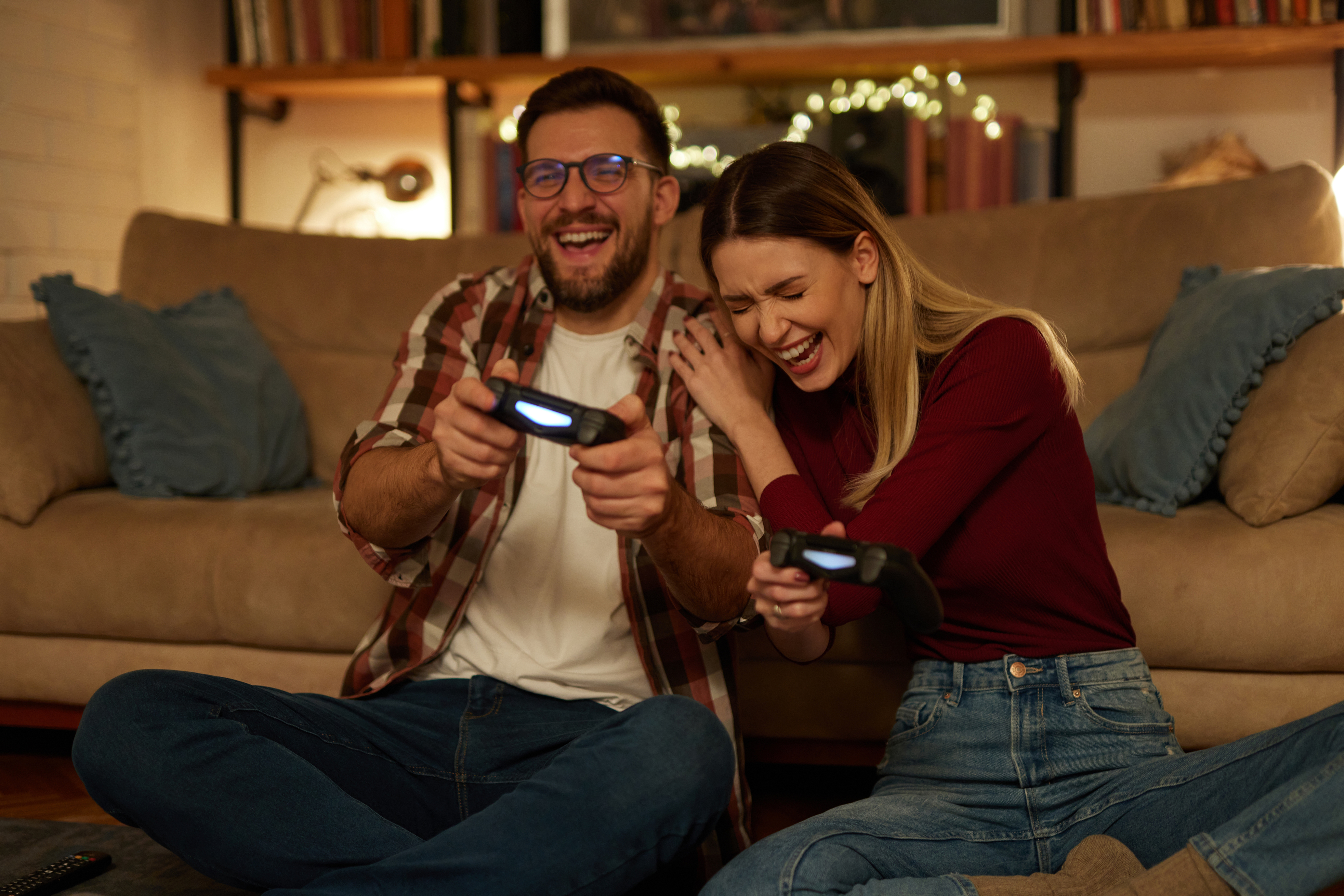 Pareja disfrutando de un videojuego relajante y divertido en su hogar. Foto de StockPhotoDirectors-Shutterstock, facilitada por Journalistic.