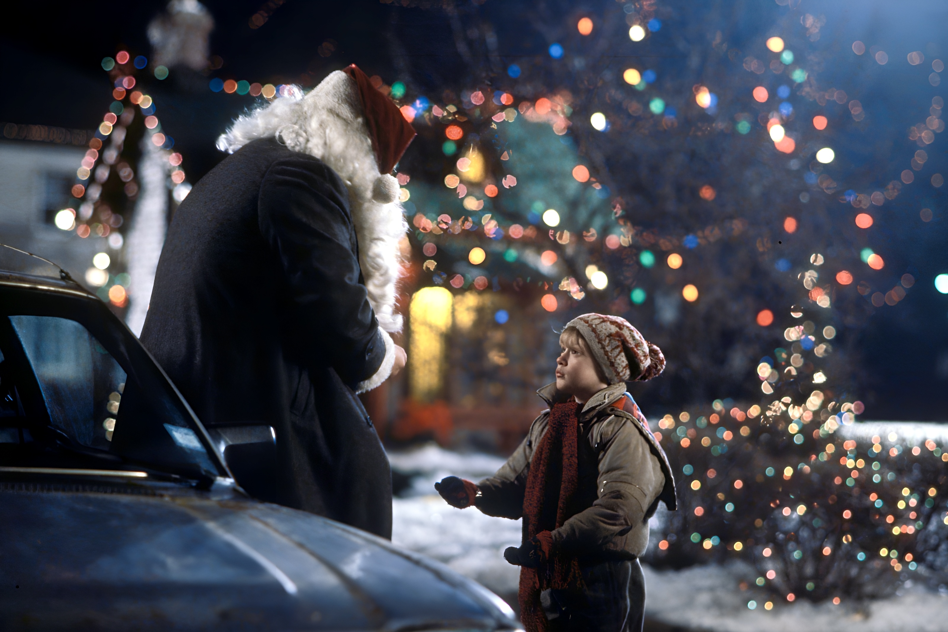 En esta emotiva escena de Solo en casa (1990), Kevin McCallister (Macaulay Culkin) le confiesa a Santa Claus que su único deseo para la Navidad no es recibir regalos, sino recuperar a su familia. A pesar de estar rodeado de luces y decoración navideña, y de enfrentarse a situaciones cómicas y caóticas, lo que más anhela Kevin es poder reunirse con los suyos. © 1990 20th Century Fox.