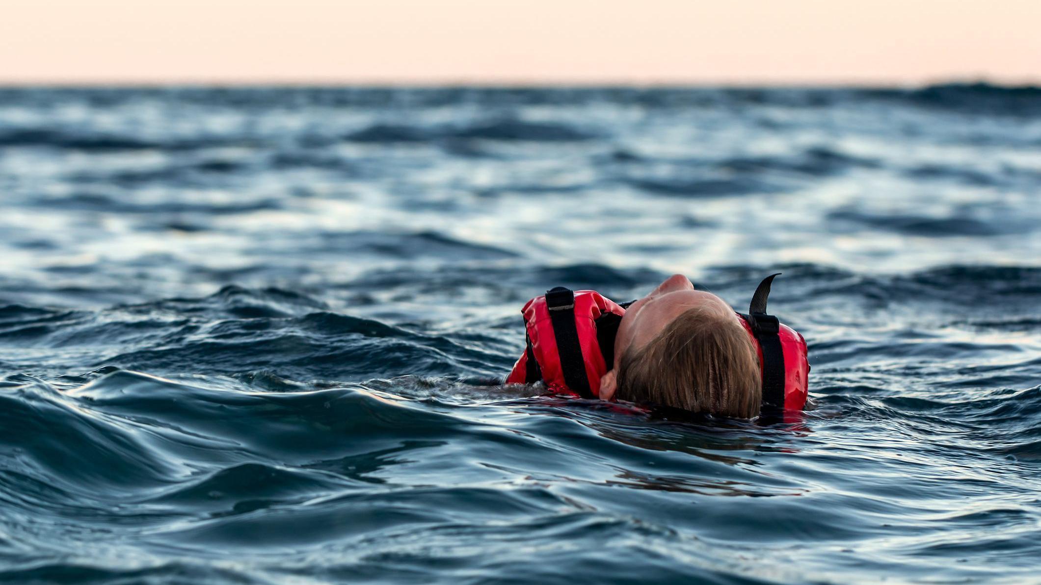 Beber agua es esencial para el ser humano, pero el agua del mar no nos sirve. 

Getty Images