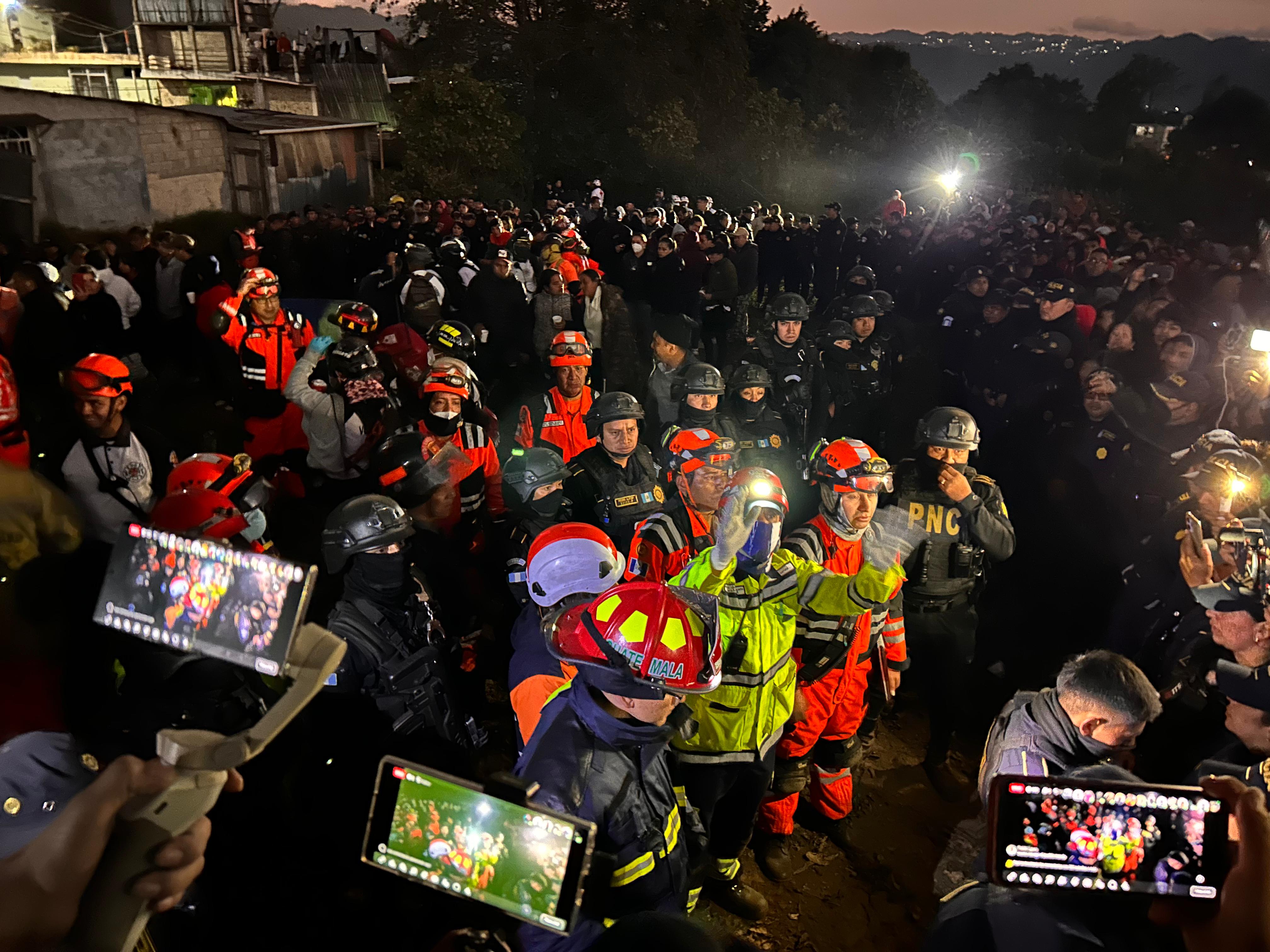 Socorristas en el área donde fueron localizados los cuerpos de los primos Santizo, en San Marcos. (Foto Prensa Libre: Aroldo Marroquín)