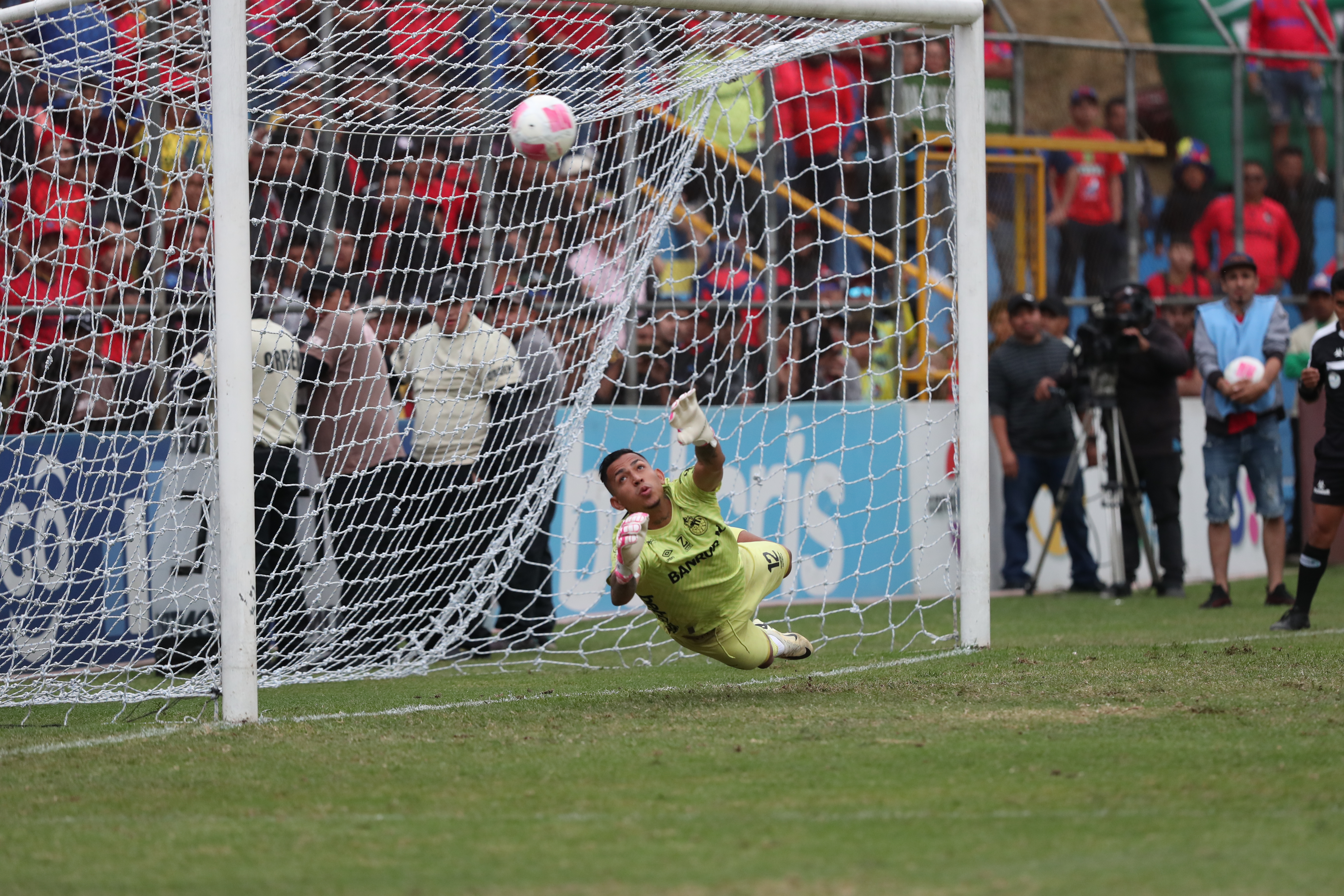 El portero Kenderson Navarro adivinó los lanzamientos de penalits, pero los jugadores antigüeños fueron certeros. (Foto Prensa Libre: Érick Ávila)