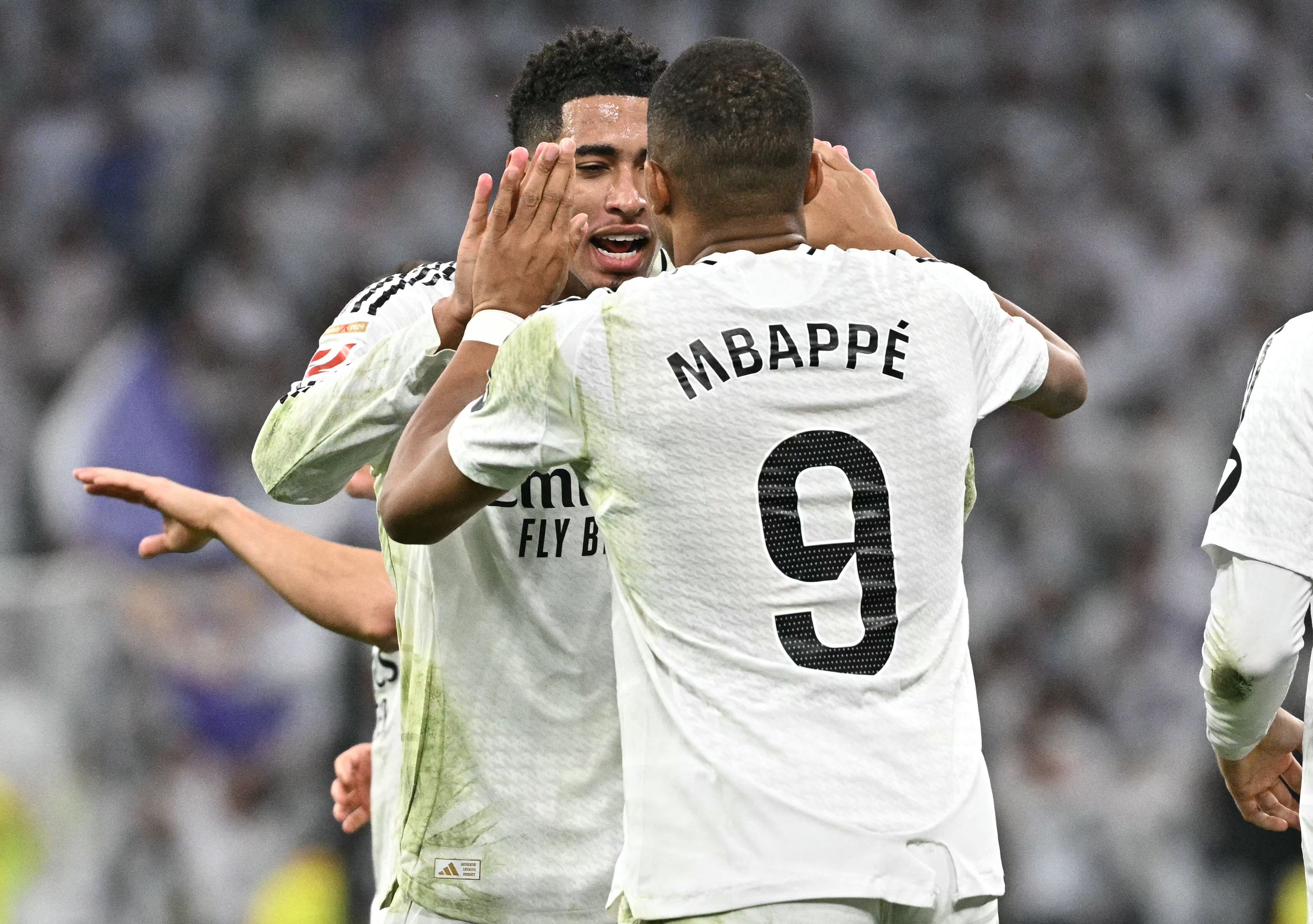 Kylian Mbappe celebra con Bellingham la anotación en el partido del fin de semana contra el Getafe. (Foto Prensa Libre: AFP).