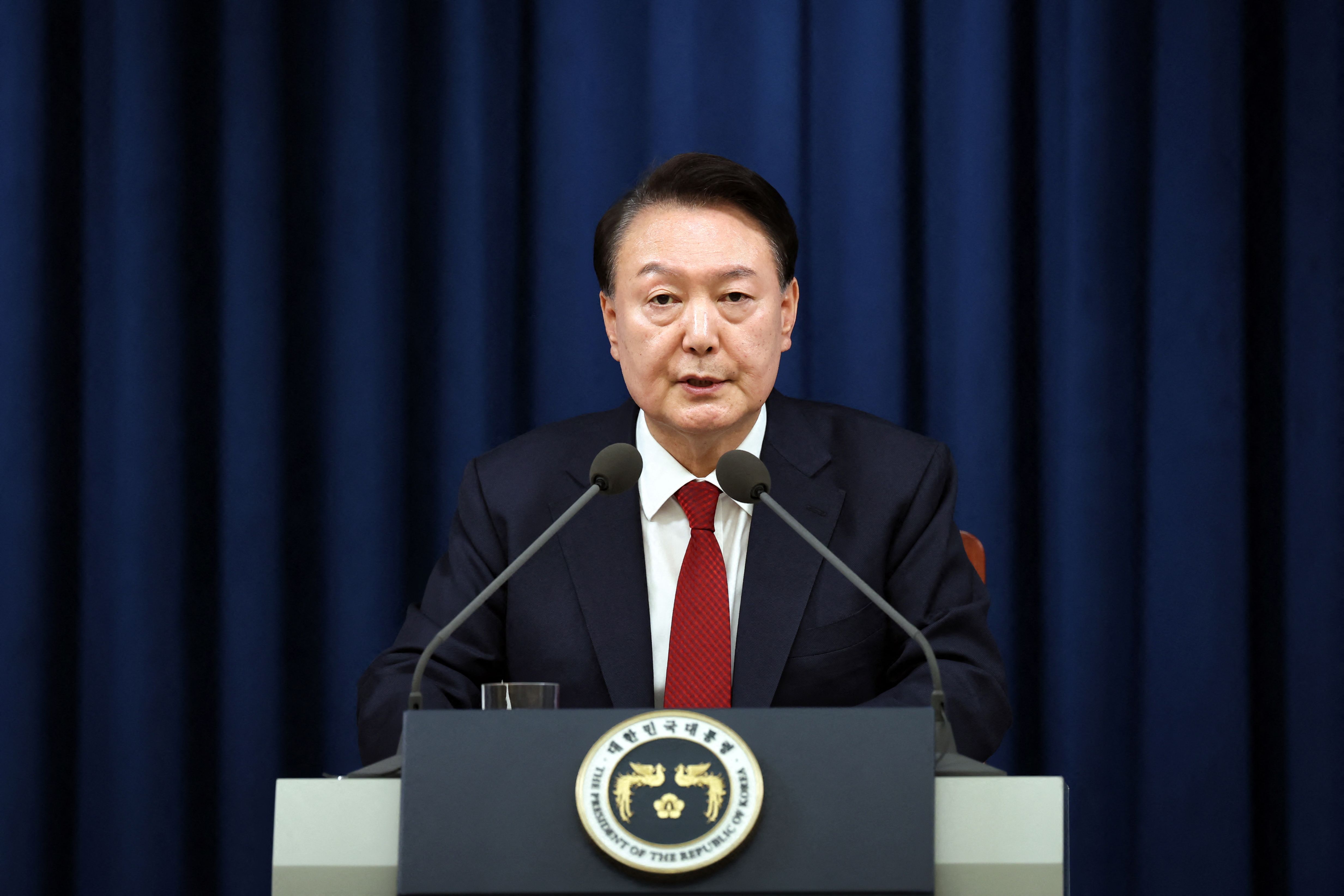 El presidente surcoreano, Yoon Suk Yeol, declara la ley marcial y acusa al partido de oposición de ser "fuerzas antiestatales". (Foto Prensa Libre: Oficina Presidencial de Corea del Sur / AFP).