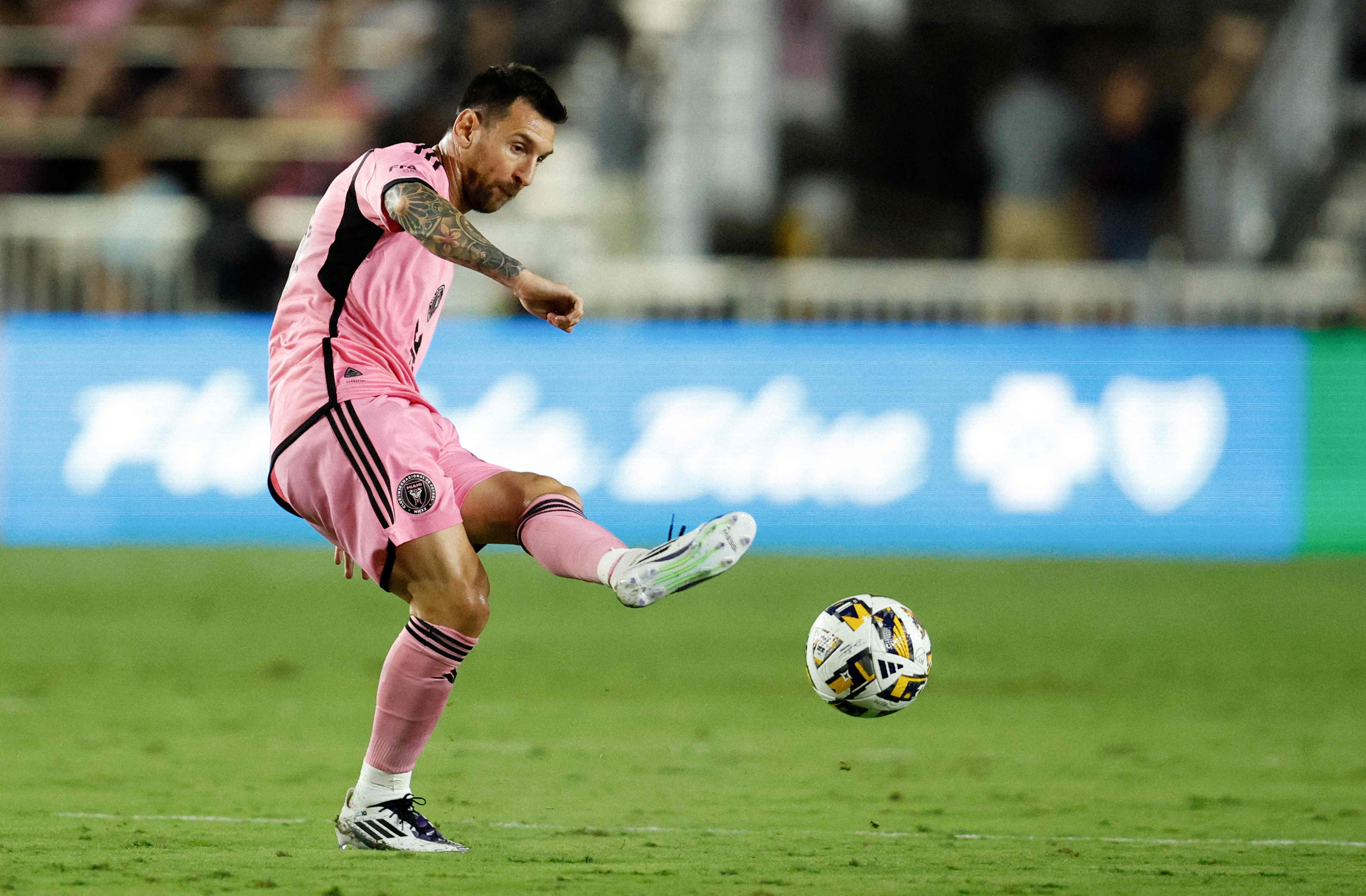 Lionel Messi patea un balón durante un partido con el Inter Miami.