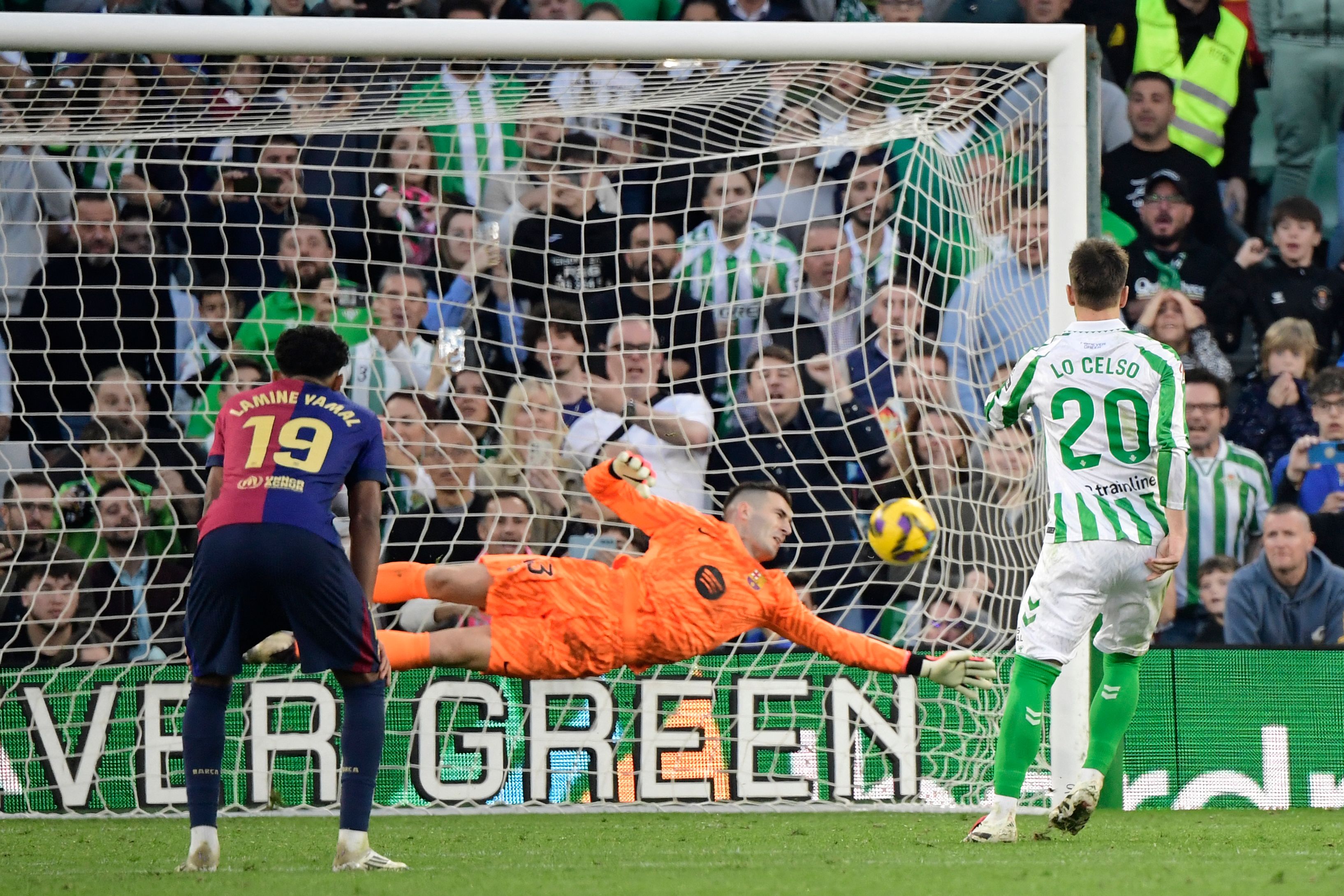 Giovani Lo Celso  marca de penalti a favor del  Betis en el partido contra Barcelona. (Foto Prensa Libre: AFP).