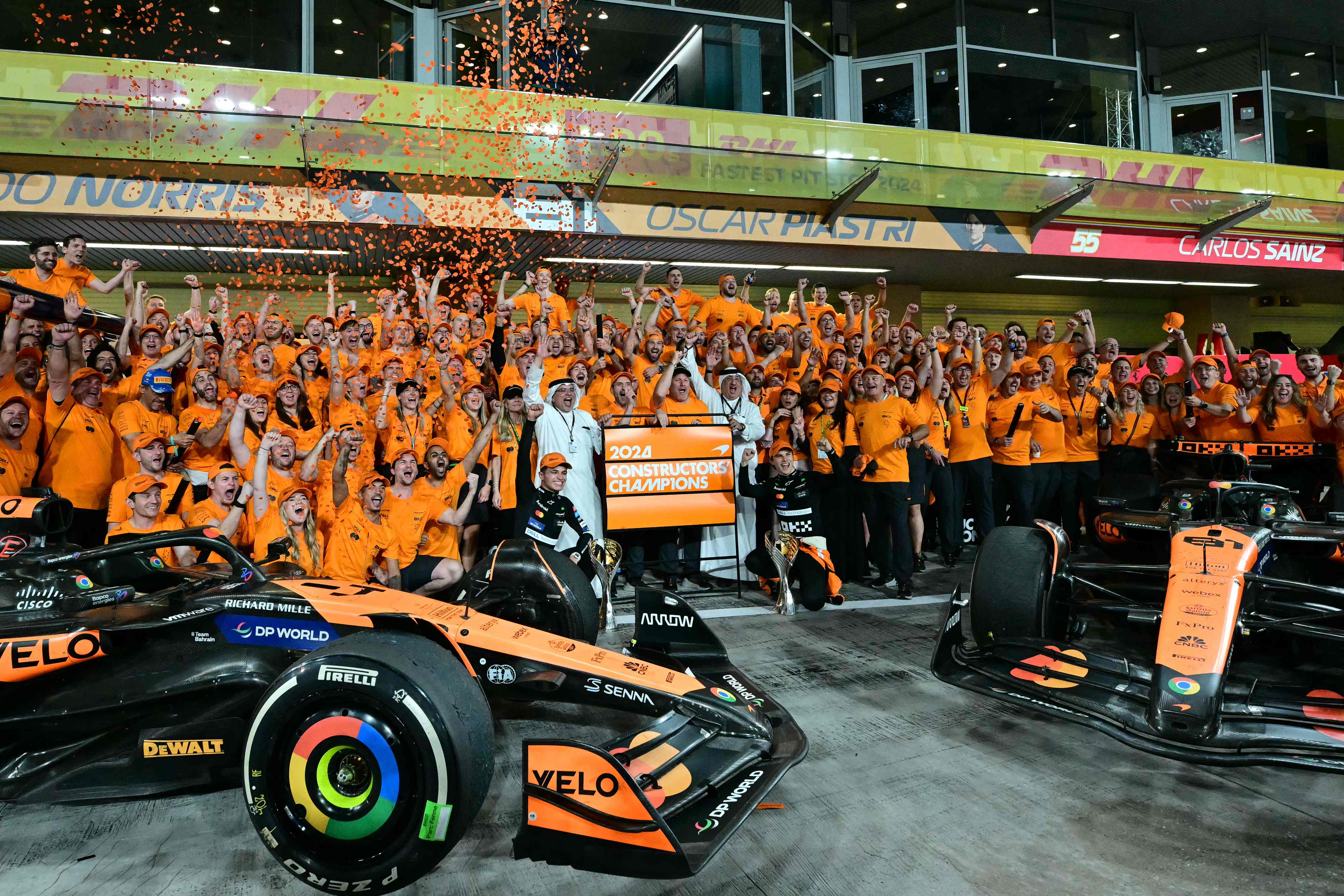 Lando Norris y el equipo de McLaren celebran después haber conquista el título de Constructores. (Foto Prensa Libre: AFP).