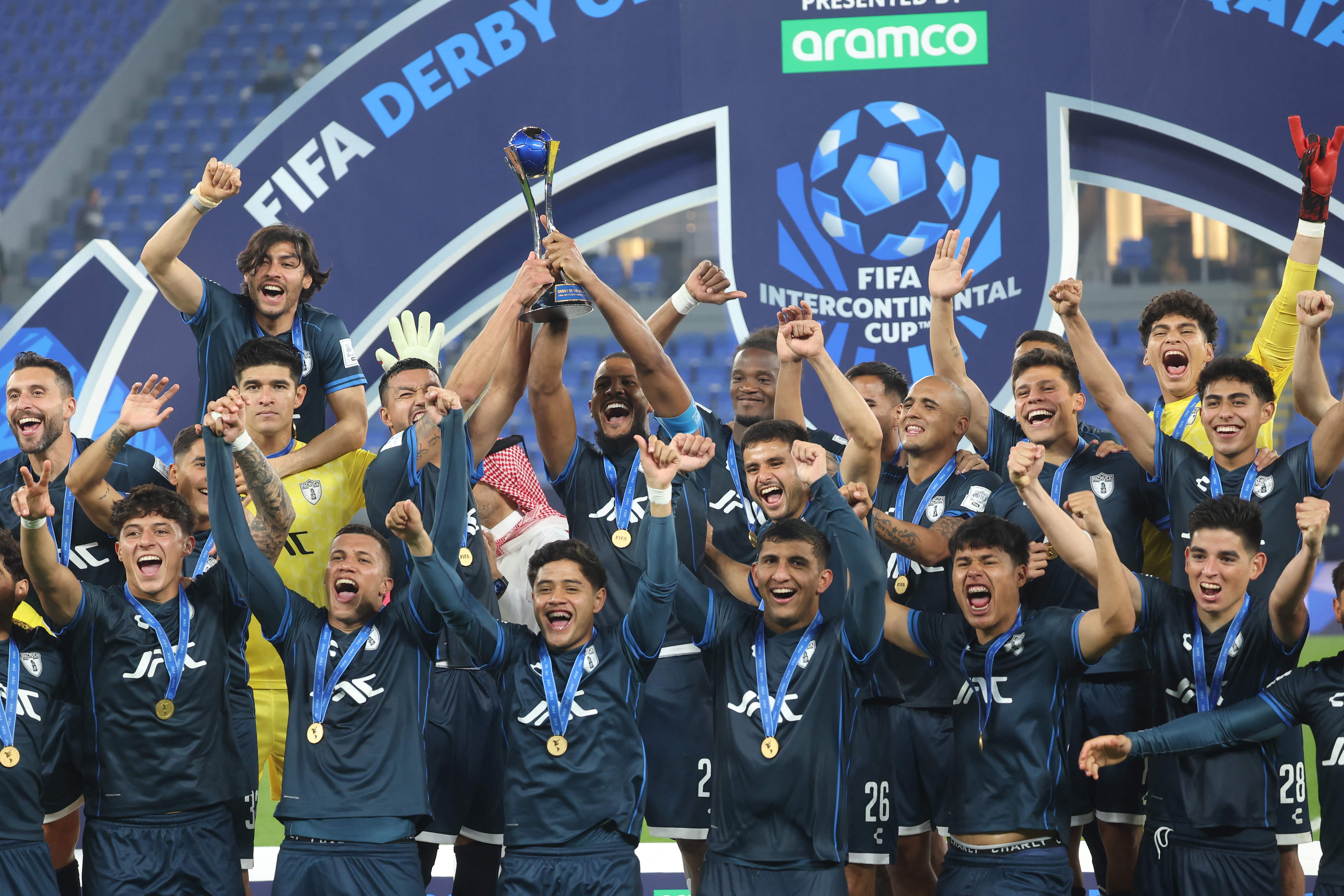 Los jugadores del Pachuca celebra con la Copa del Derbi de las Américas, después de haber superado a Botafogo. (Foto Prensa Libre: AFP).